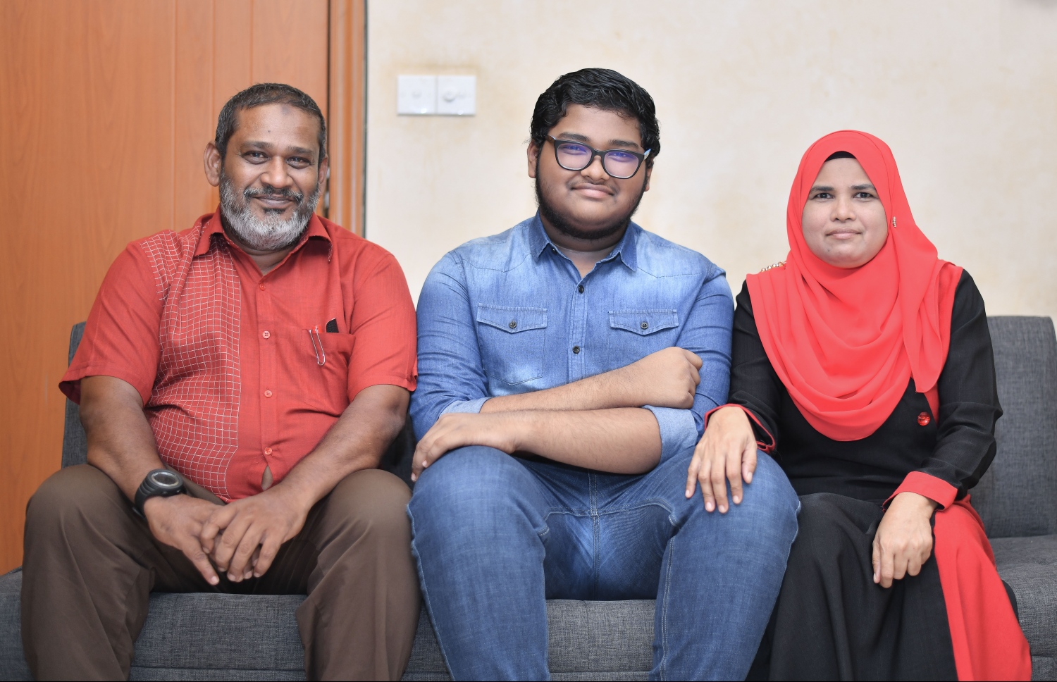 ޝާއިން (މ)، އޭނާގެ ބައްޕަ އާއި މަންމައާ އެކު-- ފޮޓޯ: ނިޝާން އަލީ/ މިހާރުޝާއި