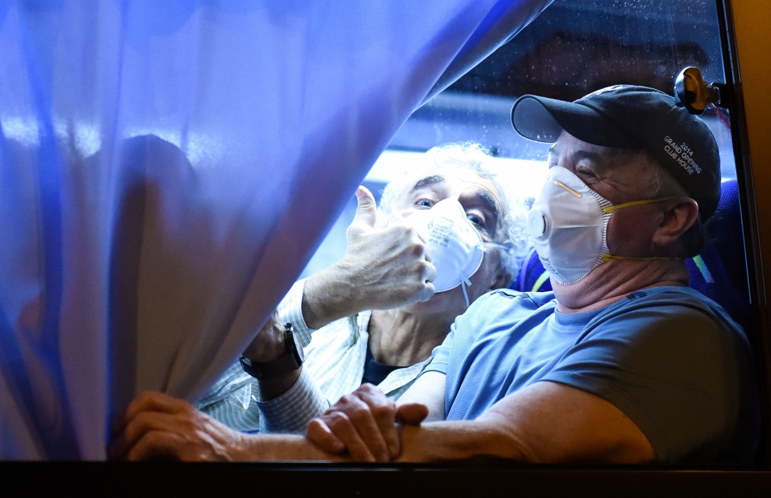 ކްރޫޒް ލައިނާގައި ތިބި އެމެރިކާ ޕަސިންޖަރުން ޓޯކިޔޯގެ ހަނެޑާ އެއާޕޯޓަށް ގެންދަނީ. --ފޮޓޯ:އޭއެފްޕީ