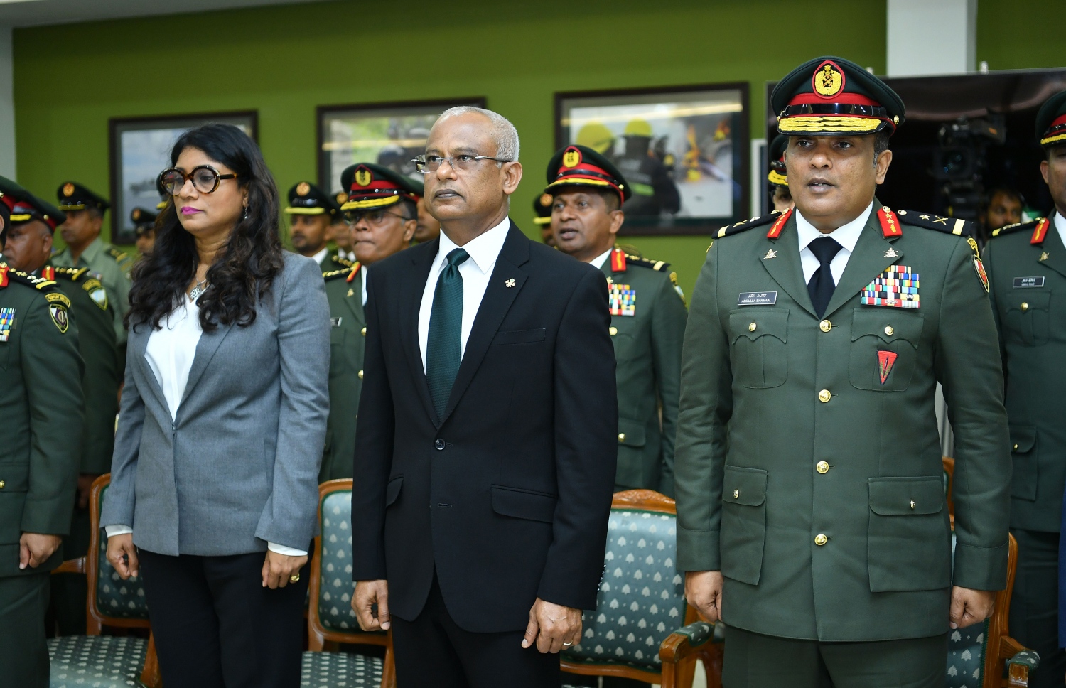 ސިފައިންގެ އެންމެ މަތީވެރިޔާ، ރައީސް އިބްރާހިމް މުހައްމަދު ސޯލިހާއި ޑިފެންސް މިނިސްޓަރު މާރިޔާ އަދި ޗީފް އޮފް ޑިފެންސް ފޯސް ޝަމާލް ރަސްމިއްޔާތެއްގައި ބައިވެރިވެވަޑައިގަންނަވަނީ.---ފޮޓޯ: ރައީސް އޮފީސް