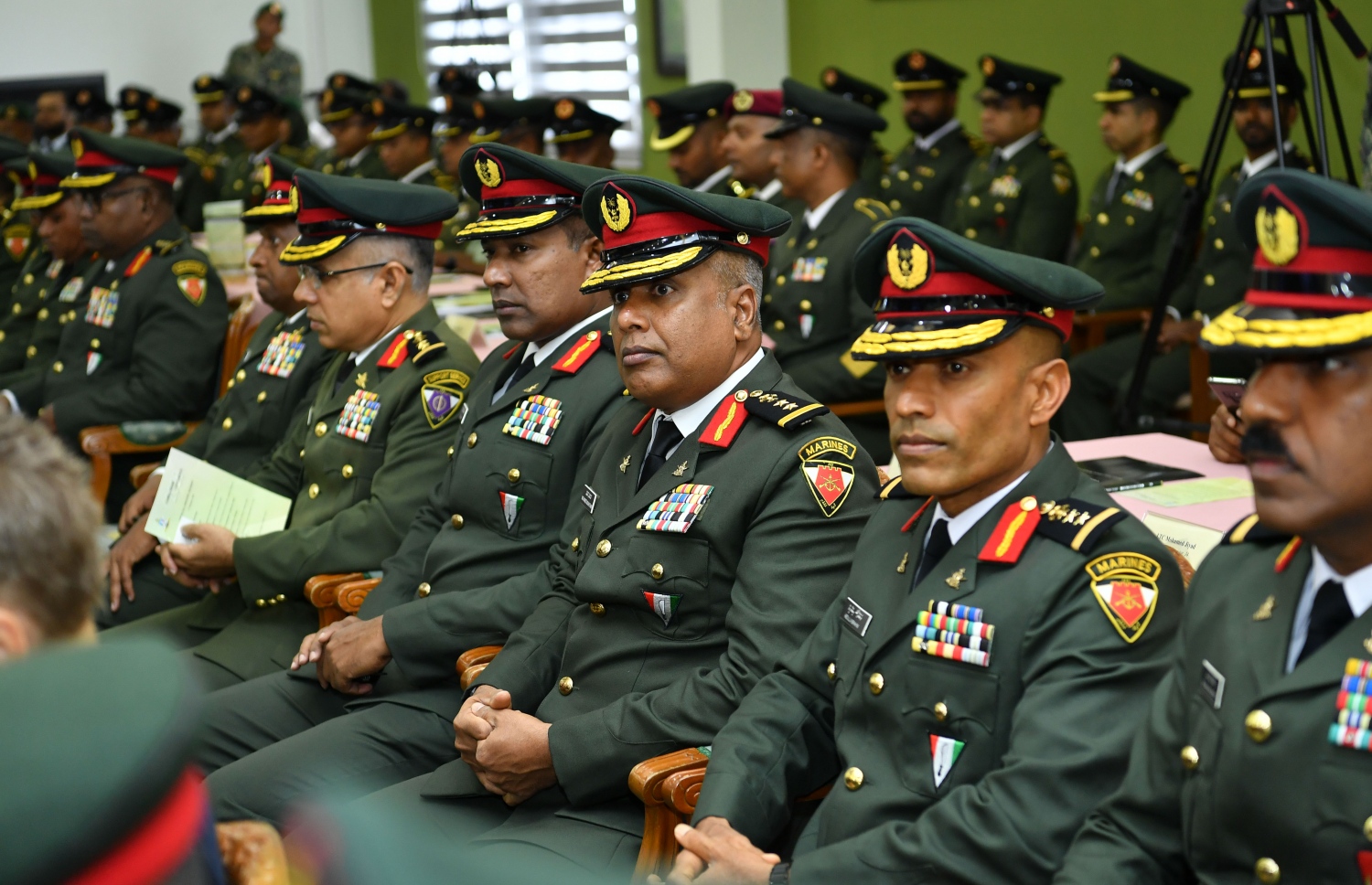 ސިފައިންގެ ކޮމާންޑާސް ކޮންފަރެންސް ފެށުމަށް މިއަދު ބޭއްވި ރަސްމިއްޔާތުގައި ބައިވެރިވެވަޑައިގެންނެވި ބައެއް އޮފިސަރުން.---ފޮޓޯ: ރައީސް އޮފީސް