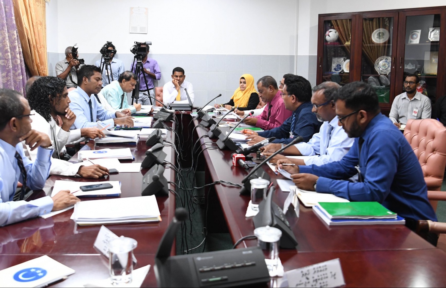 މަންޓާ އެއާގެ އިސް ބޭފުޅުން ރައްޔިތުންގެ މަޖިލީހުގެ މާލިއްޔަތު ކޮމިޓީއަށް މައުލޫމާތު ދެއްވަނީ.
