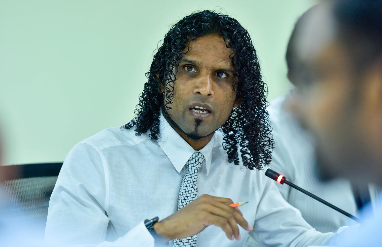 މާލިއްޔަތު ކޮމިޓީގެ އިއްޔެގެ ބައްދަލުވުމުގައި މެމްބަރު ޔައުގޫބް ވާހަކަ ދައްކަވަނީ.---ފޮޓޯ: މިހާރު