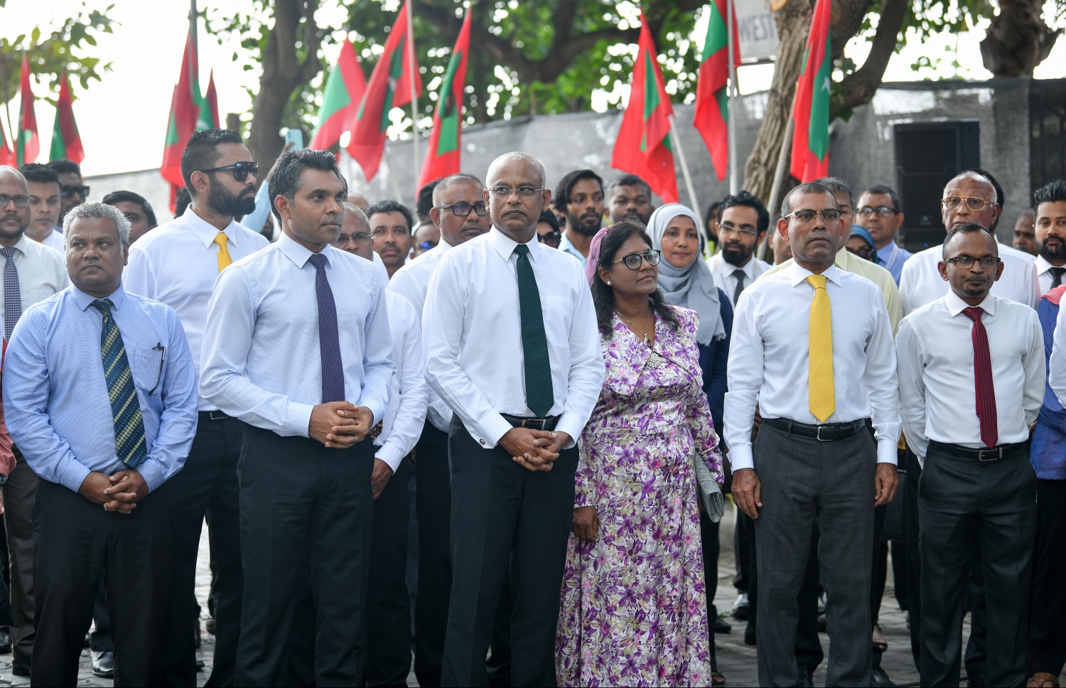 މާލޭގެ މަގުތައް ހެދުމުގެ މަޝްރޫއުގެ ފެށުމުގެ ރަސްމިއްޔާތުގައި ނައިބު ރައީސް ފައިސަލް ނަސީމް (ވ-2) އާއި ރައީސް އިބްރާހިމް މުހައްމަދު ސޯލިހު (މ) އާއި މާލޭގެ މޭޔަރު ޝިފާ މުހައްމަދު (ކ-3) އަދި މަޖިލިހުގެ ރައީސް މުހައްމަދު ނަޝީދުގެ އިތުރުން އެހެން އިސްވެރިން ބައިވެރިވަޑައިގަންނަވަނީ -- ފޮޓޯ: ނިޝާން އަލީ/ މިހާރު