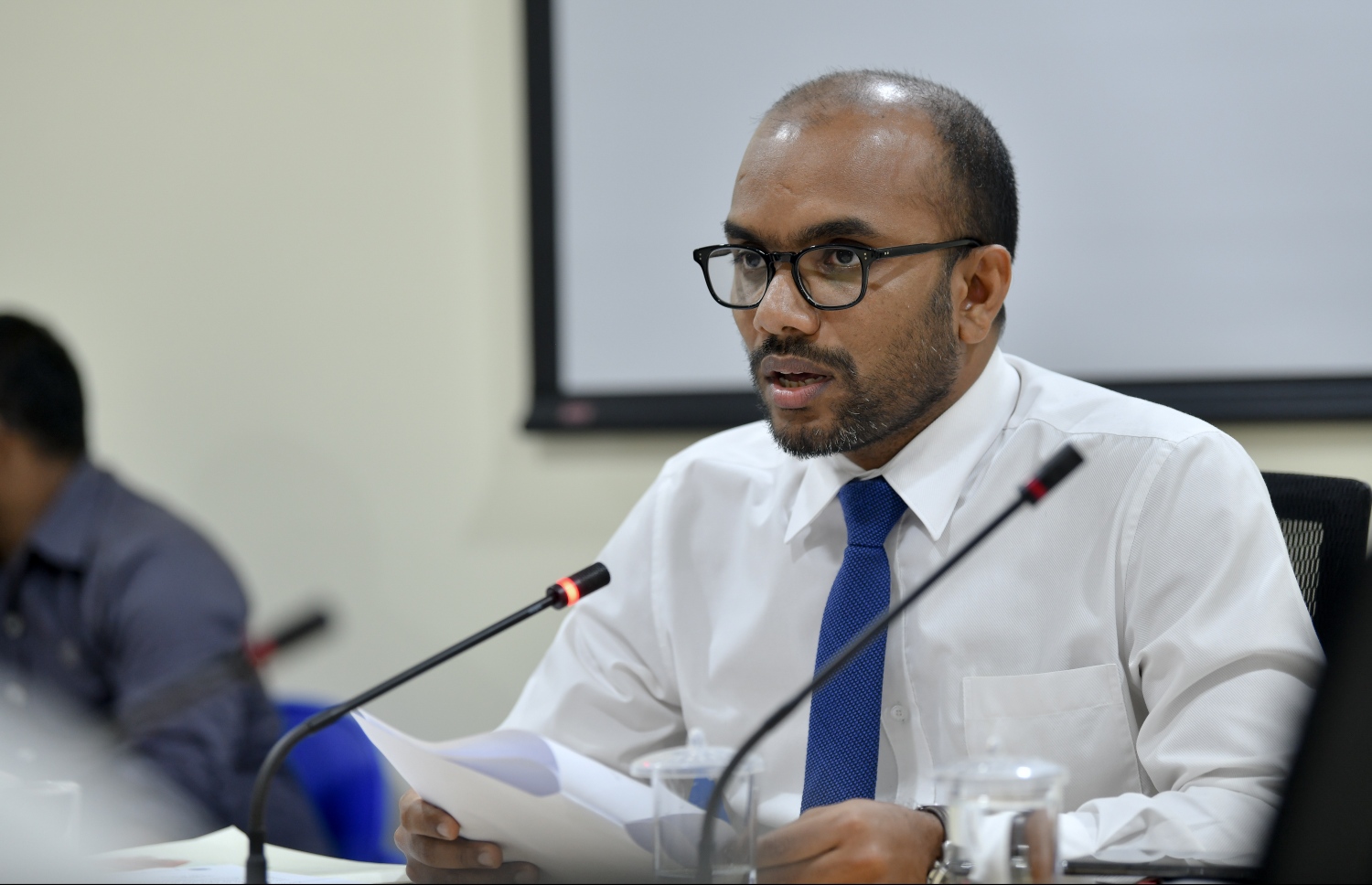 އާ ސީޕްލޭން ޓާމިނަލް ދޫކުރުމާ ގުޅޭ މައްސަލައިގައި ފިނޭންސް މިނިސްޓަރު އަމީރު، ރައްޔިތުންގެ މަޖިލީހުގެ މާލިއްޔަތު ކޮމިޓީގައި ރޭ ވާހަކަ ދައްކަވަނީ.---ފޮޓޯ: ނިޝާން އަލީ/މިހާރު