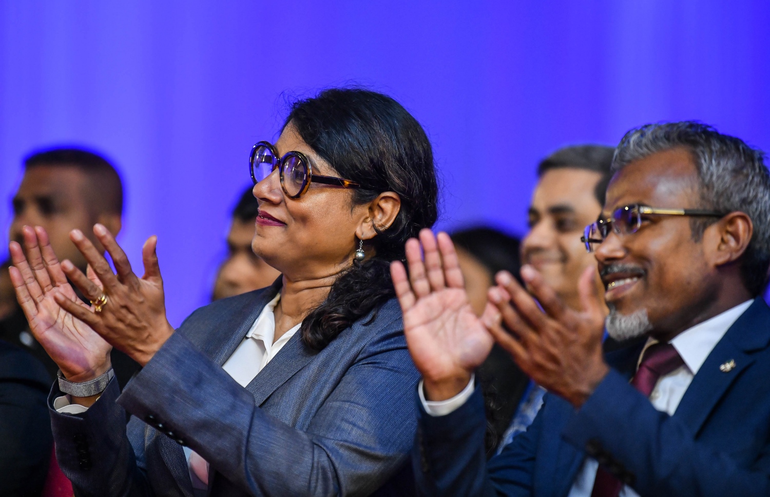 މާލެ: ފެބްރުއަރީ 18، 2020- ޖުޑީޝަލް އަހަރު ފެށުން ފާހަގަކުރުމަށް ދަރުބާރުގޭގައި ބޭއްވި ހަފްލާގައި މުނިފޫހިފިލުވުމުގެ އައިޓަމް ހުށަހަޅައިދިން އަމީނިއްޔާ ސްކޫލްގެ ކުދިންނަށް ހިތްވަރު ދިނުމުގެ ގޮތުން، ބަންޑާރަ ނައިބު ރިފްއަތާއި ޑިފެންސް މިނިސްޓަރު މާރިޔާ އަތްޖައްސަވަނީ.---ފޮޓޯ: އަހުމަދު އައުޝަމް/މިހާރު