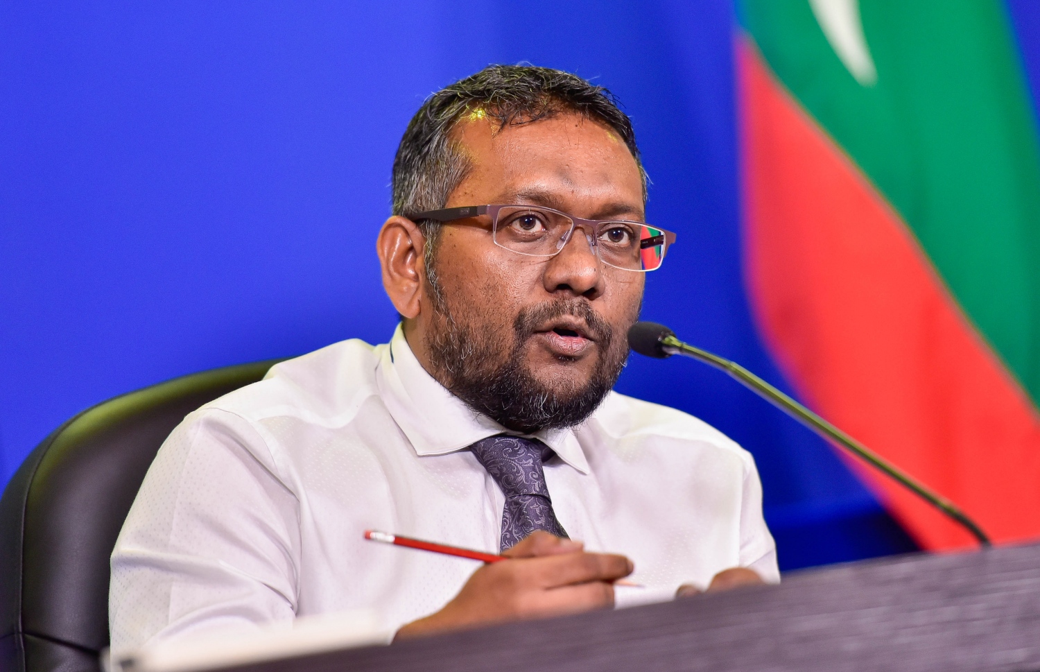 މިނިސްޓަރު ފައްޔާޒް: ބިދޭސީންގެ މައްސަލަ ހައްލުކުރުމުގައި ގޮންޖެހުންތަކެއް ހުރި ނަމަވެސް އެކަން އެބަދާ ކަމަށް ވިދާޅުވި. --ފޮޓޯ/މިހާރު