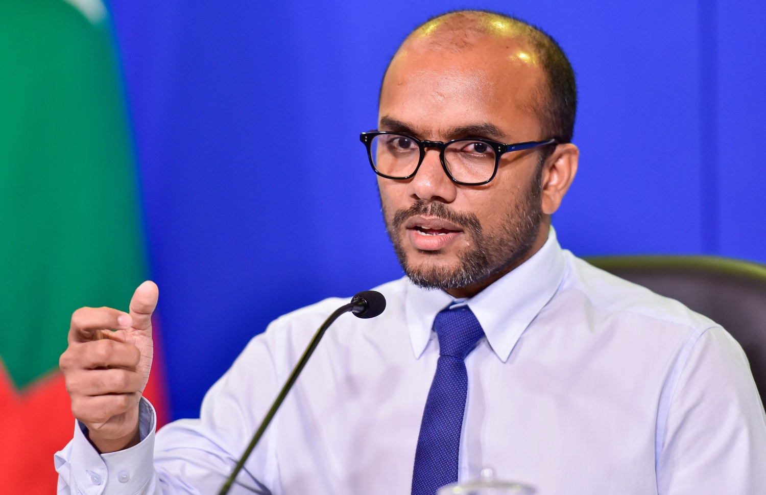 މިނިސްޓަރު އަމީރު ނޫސްވެރިންނާ ވާހަކަ ދައްކަވަނީ. --ފޮޓޯ: އަހްމަދު އައުޝަން/މިހާރު