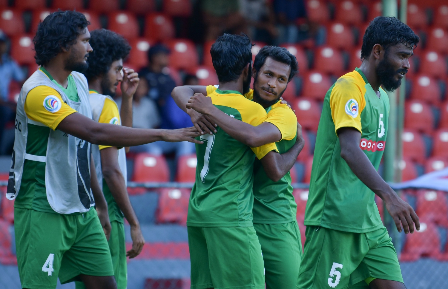 އޭއެފްސީ ކަޕްގެ މެޗެއްގެ ތެރެއިން ލަނޑު ޖެހުމަށް ފަހު މާޒިޔާ ކުޅުންތެރިން އުފާފާޅުކުރަނީ. -- ފޮޓޯ: ނިޝާން އަލީ/ މިހާރު