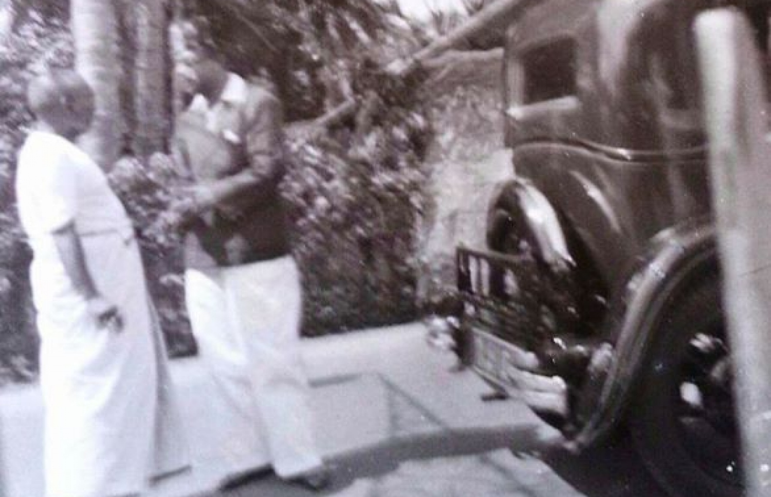 މޮޓަރުބޯޓު ގަޑުބަޑުގެ ތެރޭގައި ސަލާހުއްދީން ލަންކާގައި ހުންނެވި ދުވަސްވަރު އޭރު ލަންކާގައި ހުންނަވާ ރާއްޖޭގެ ރިޕްރެޒެންޓޭޓިވް ހުސެއިން ހިލްމީ ދީދީއާ އެކު. ފޮޓޯ: ވޮނަދަނަ ރާއްޖެ