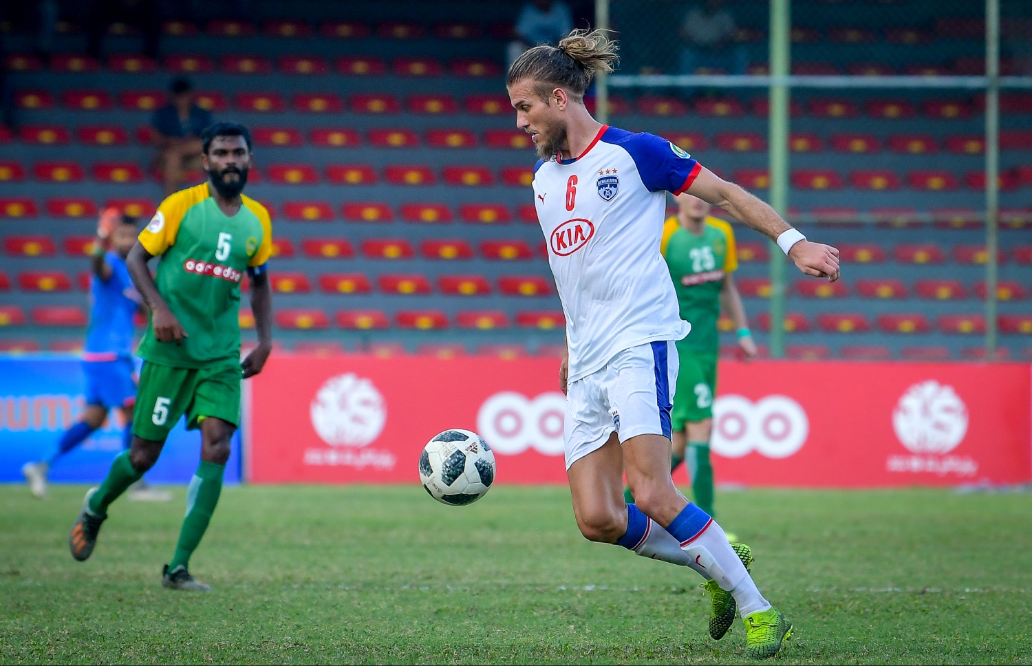 މާލެ- ފެބުރުއަރީ 19، 2020: އޭއެފްސީ ކަޕުގެ ޕްލޭއޮފް ބުރުގެ ފުރަތަމަ ލެގުގައި މިއަދު މާލޭގައި މާޒިޔާ އާއި އިންޑިއާގެ ބެންގަލޫރު ބައްދަލުކުރި މެޗުގެ ތެރެއިން: މިމެޗުން ބެންގަލޫރު 2-1 އިން ބަލިކޮށް މުބާރާތުގެ ގްރޫޕް ސްޓޭޖުން ފުރުސަތު ހޯދުމުގެ އުއްމީދު މާޒިޔާ ވަނީ ބޮޑުކޮށްފައި--. ފޮޓޯ:ނިޝާން އަލީ/މިހާރު