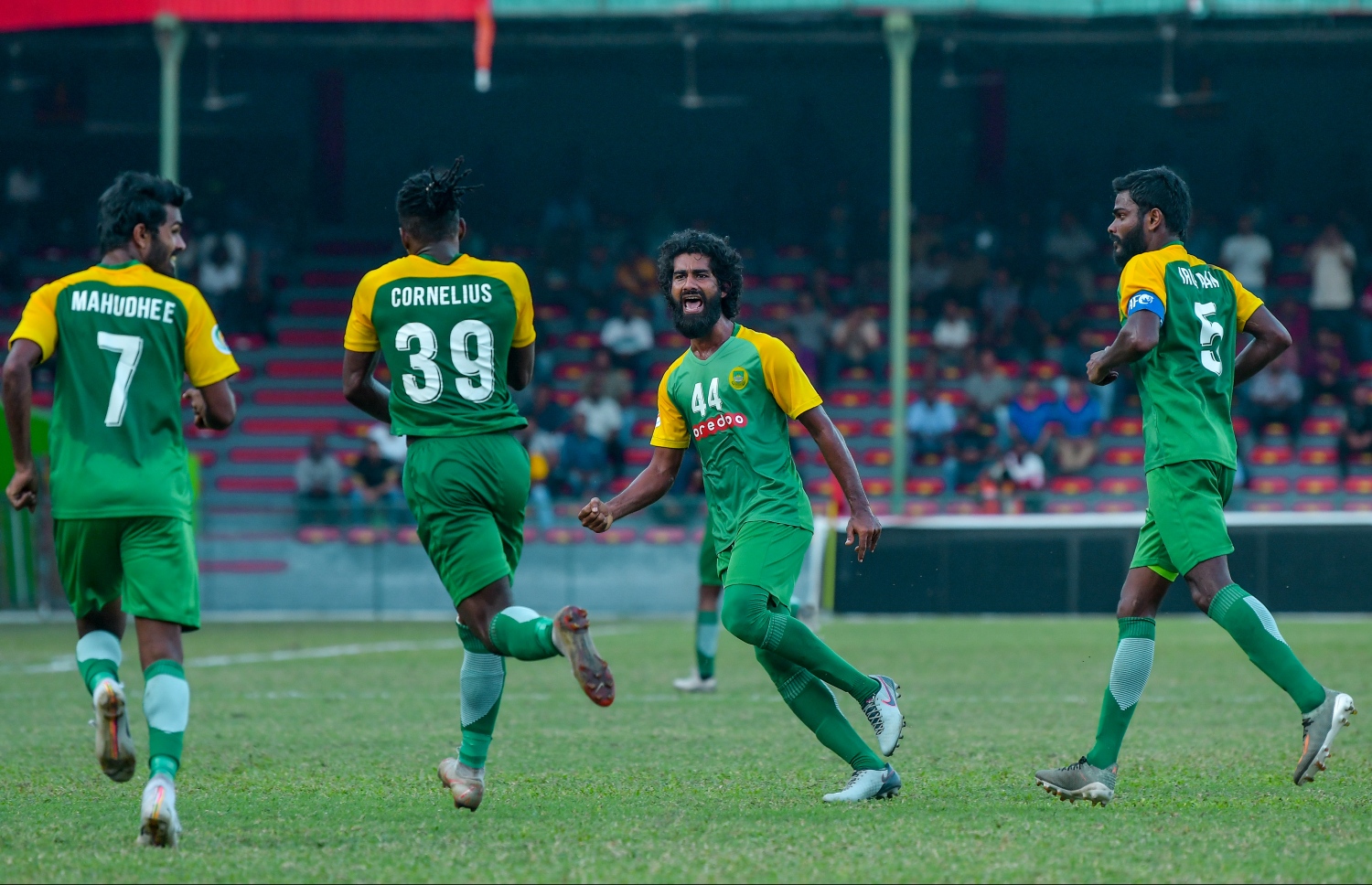 މާލެ- ފެބުރުއަރީ 19، 2020: އޭއެފްސީ ކަޕުގެ ޕްލޭއޮފް ބުރުގެ ފުރަތަމަ ލެގުގައި މިއަދު މާލޭގައި މާޒިޔާ އާއި އިންޑިއާގެ ބެންގަލޫރު ބައްދަލުކުރި މެޗުގައި ލަނޑު ޖެހުމަށްފަހު މާޒިޔާ ކުޅުންތެރިން އުފާފާޅުކުރަނީ --. ފޮޓޯ:ނިޝާން އަލީ/މިހާރު