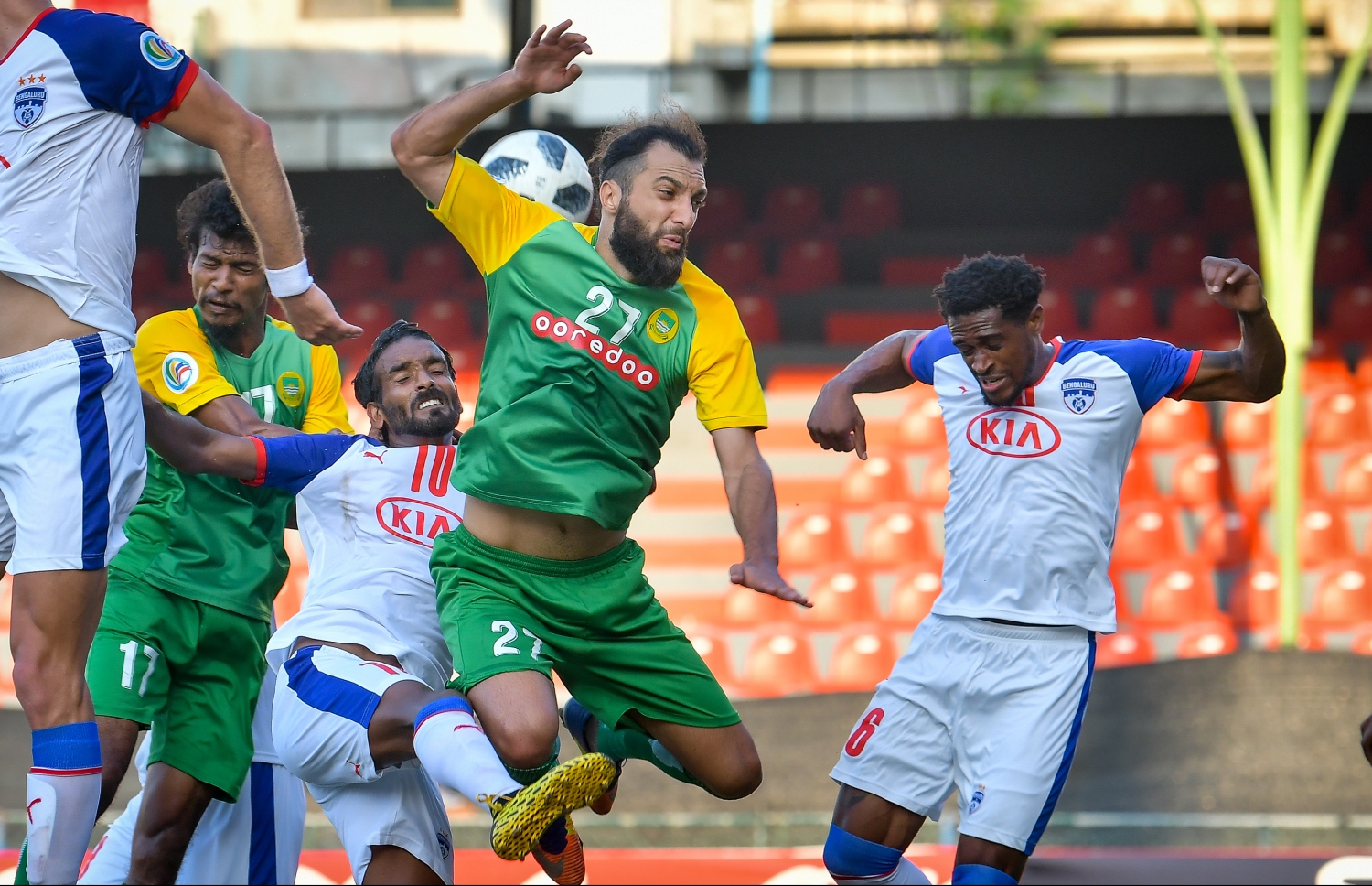 މާލެ- ފެބުރުއަރީ 19، 2020: އޭއެފްސީ ކަޕުގެ ޕްލޭއޮފް ބުރުގެ ފުރަތަމަ ލެގުގައި މިއަދު މާލޭގައި މާޒިޔާ އާއި އިންޑިއާގެ ބެންގަލޫރު ބައްދަލުކުރި މެޗުގެ ތެރެއިން: މިމެޗުން ބެންގަލޫރު 2-1 އިން ބަލިކޮށް މުބާރާތުގެ ގްރޫޕް ސްޓޭޖުން ފުރުސަތު ހޯދުމުގެ އުއްމީދު މާޒިޔާ ވަނީ ބޮޑުކޮށްފައި--. ފޮޓޯ:ނިޝާން އަލީ/މިހާރު