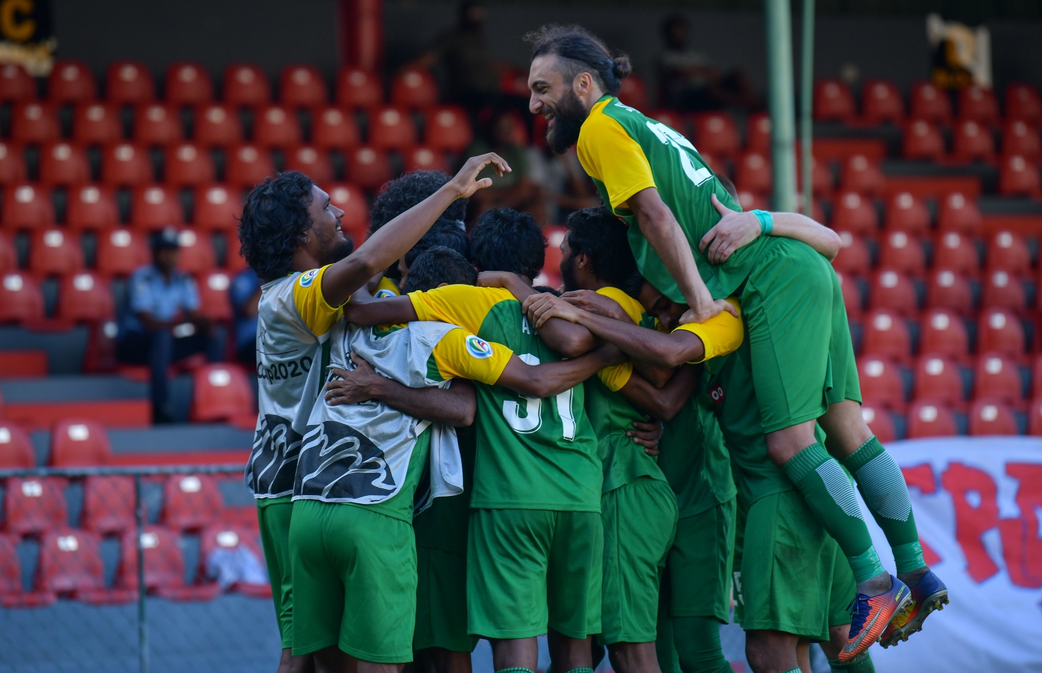 މާލެ- ފެބުރުއަރީ 19، 2020: އޭއެފްސީ ކަޕުގެ ޕްލޭއޮފް ބުރުގެ ފުރަތަމަ ލެގުގައި މިއަދު މާލޭގައި މާޒިޔާ އާއި އިންޑިއާގެ ބެންގަލޫރު ބައްދަލުކުރި މެޗުގައި ލަނޑު ޖެހުމަށްފަހު މާޒިޔާ ކުޅުންތެރިން އުފާފާޅުކުރަނީ --. ފޮޓޯ:ނިޝާން އަލީ/މިހާރު