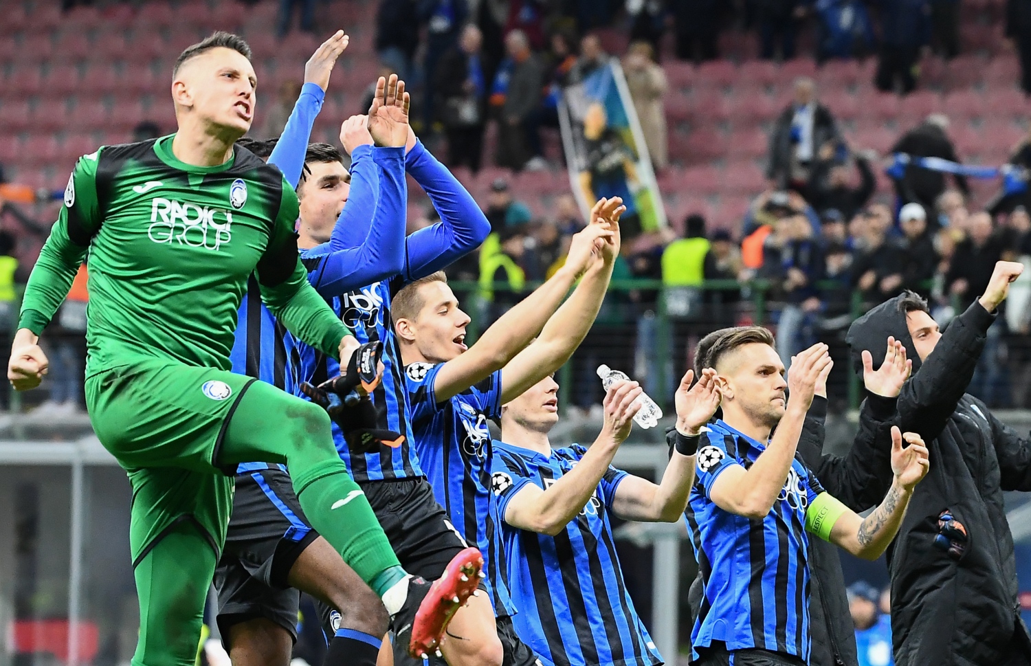 އެޓަލަންޓާގެ ކުޅުންތެރިން ރޭގެ މެޗުން މޮޅުވުމުން ސަޕޯޓަރުންނާ އެކު އުފާފާޅުކުރަނީ. -- ފޮޓޯ: އޭއެފްޕީ