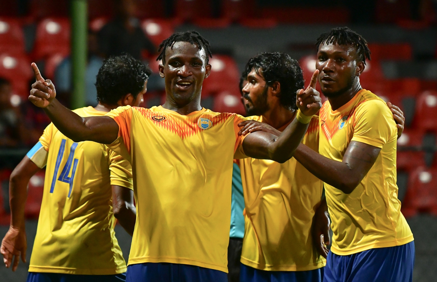 ލަނޑު ޖެހުމަށް ފަހު ވެލެންސިއާ ކުޅުންތެރިން އުފާފާޅުކުރަނީ. -- ފޮޓޯ: ނިޝާން އަލީ/ މިހާރު