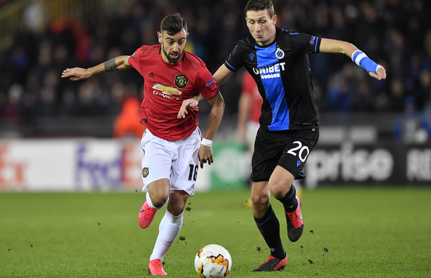 ބްރޫޖްގެ ހަނަކެން ކައިރިން ބޯޅަ ހިފައިގެންދާން ޔުނައިޓެޑްގެ ބްރޫނޯ (ވ) މަސައްކަތްކުރަނީ.-- ފޮޓޯ: އޭއެފްޕީ