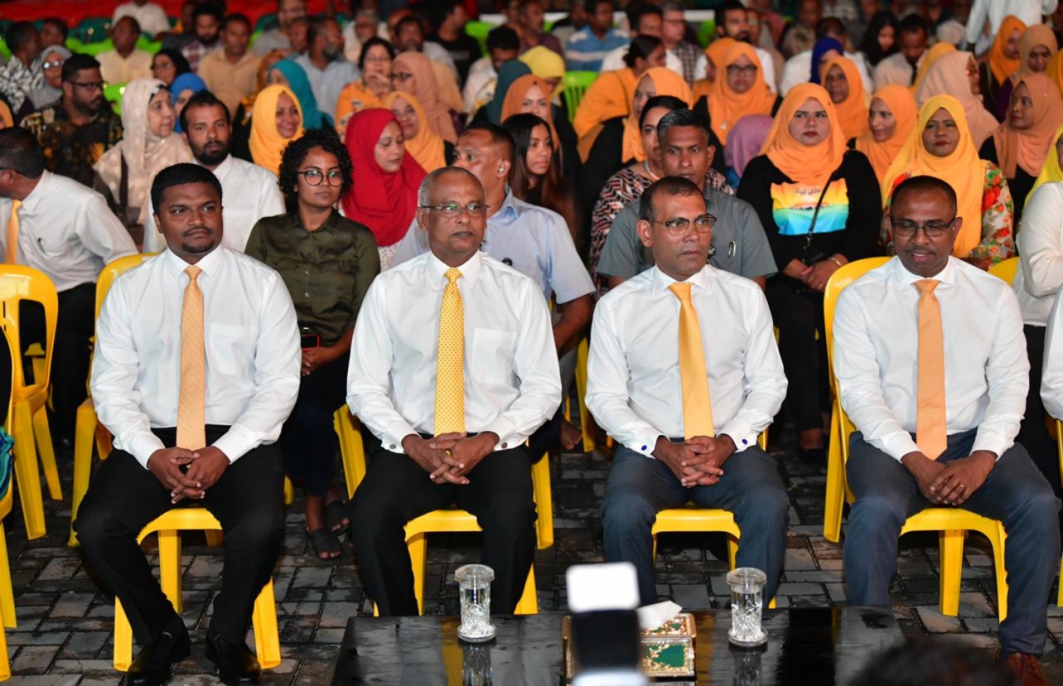 އަލިމަސްކާނިވަލުގައި އެމްޑީޕީން ބޭއްވި ޖަލްސާގައި ރައީސް އިބްރާހިމް މުހައްމަދު ސޯލިހާއި ރައްޔިތުންގެ މަޖިލީހުގެ ރައީސް މުހައްމަދު ނަޝީދާއި މާލޭގެ މޭޔަރަށް ވާދަކުރައްވާ އަނަސް: ލާމަރުކަޒީ ނިޒާމަކީ އެމްޑީޕީގެ ފިކުރެއް ކަމަށް ނަޝީދު ވިދާޅުވި. --ފޮޓޯ: ނިޝާން އަލީ/މިހާރު