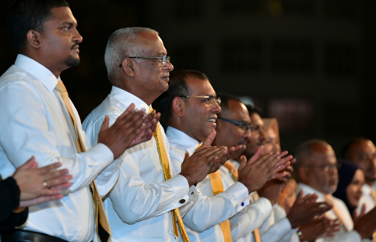 އެމްޑީޕީގެ ކެމްޕޭން ފަށަން ބޭއްވި ޖަލްސާގައި ރައީސް އިބްރާހިމް މުހައްމަދު ސޯލިހާއި ރައްޔިތުންގެ މަޖިލީހުގެ ރައީސް ނަޝީދާއި ޕާޓީގެ އިސް ބޭފުޅުން ބައިވެރިވެވަޑައިގަންނަވަނީ. --ފޮޓޯ: ނިޝާން އަލީ/މިހާރު