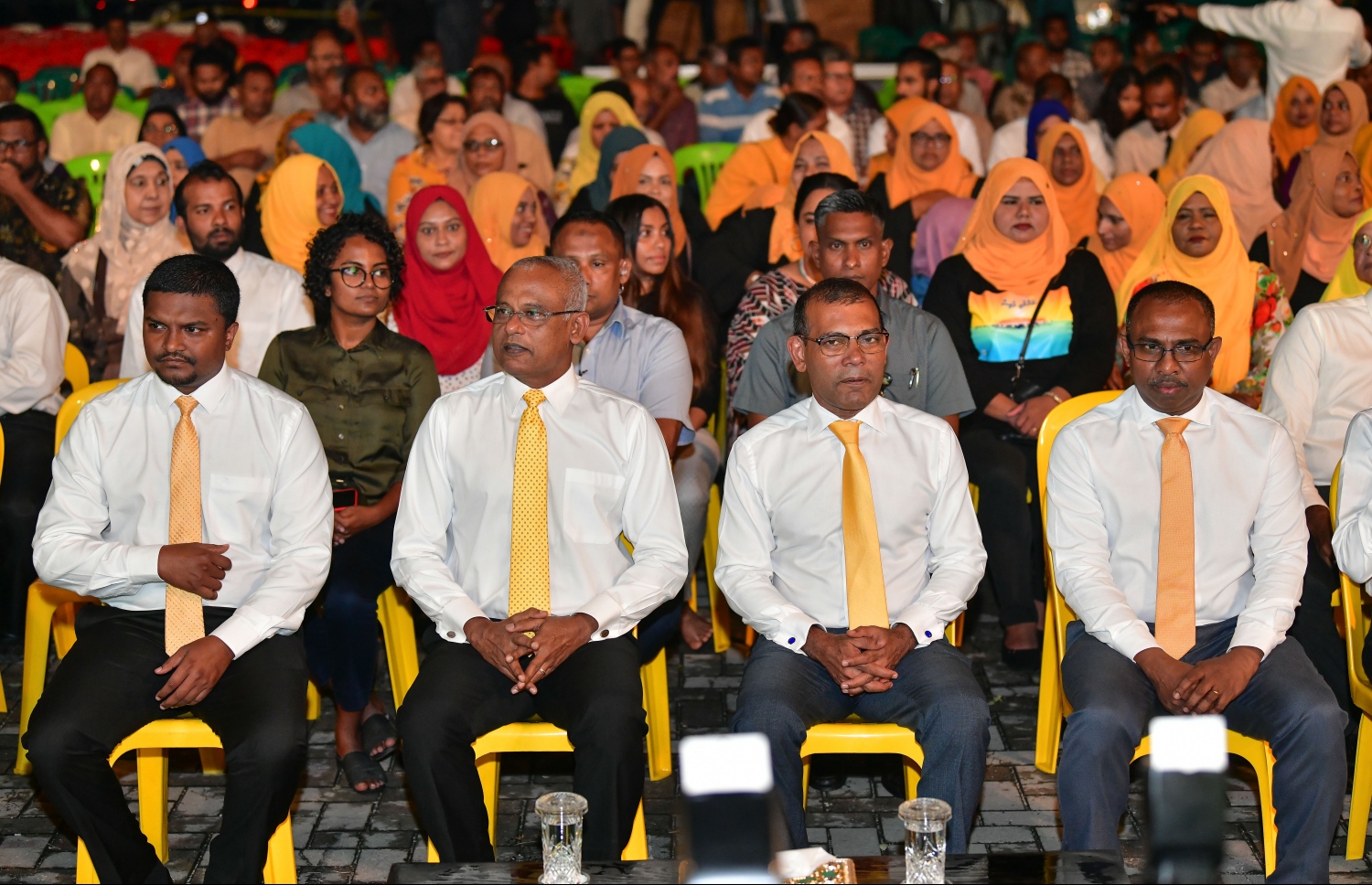 އެމްޑީޕީގެ ކެމްޕޭން ފަށަން ބޭއްވި ޖަލްސާގައި ރައީސް އިބްރާހިމް މުހައްމަދު ސޯލިހާއި ރައްޔިތުންގެ މަޖިލީހުގެ ރައީސް ނަޝީދާއި ޕާޓީގެ އިސް ބޭފުޅުން ބައިވެރިވެވަޑައިގަންނަވަނީ. --ފޮޓޯ: ނިޝާން އަލީ/މިހާރު