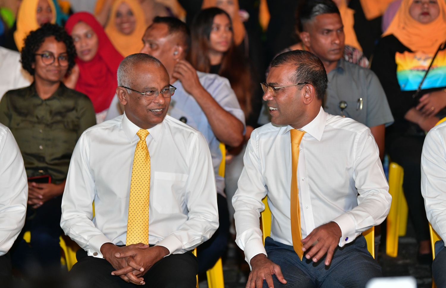 ކައުންސިލް އިންތިޚާބުގެ ކެމްޕޭން އިފްތިތާހު ކުރުމަށް އެމްޑީޕީން ބޭއްވި ޖަލްސާގައި ރައީސް އިބްރާހިމް މުހައްމަދު ސޯލިހާއި ކުރީގެ ރައީސް އަދި އެމްޑީޕީގެ ރައީސް ނަޝީދު ވާހަކަފުޅު ދައްކަވަނީ.---ފޮޓޯ: ނިޝާން އަލީ/މިހާރު