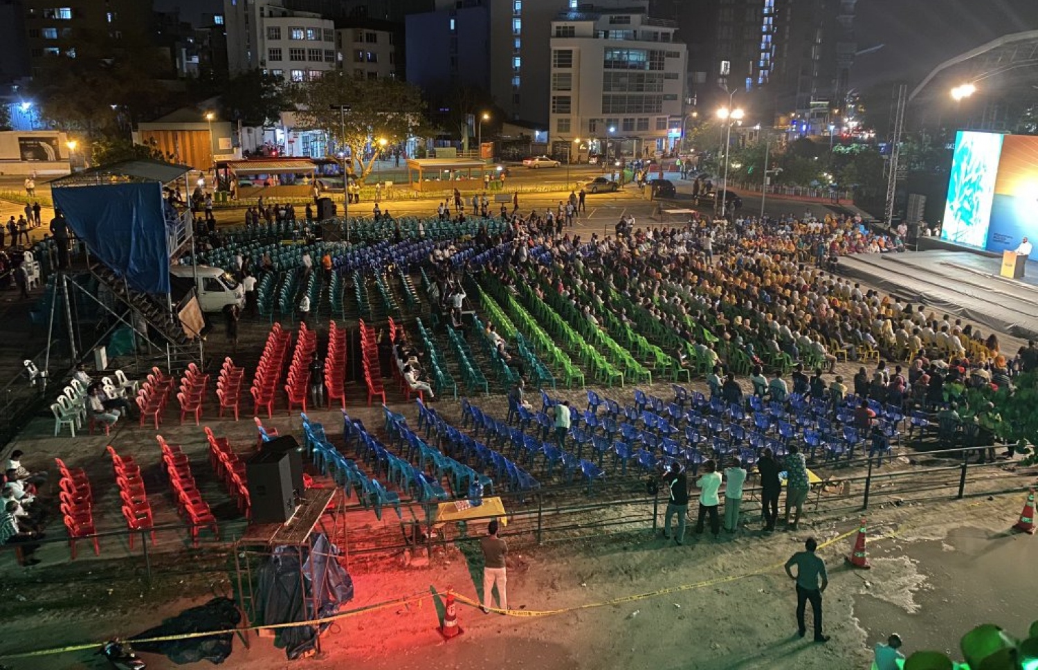 އެމްޑީޕީގެ ޖަލްސާ ކުރިއަށް ދިޔައިރު ގިނަ ގޮނޑިތަކެއް ހުހަށް.