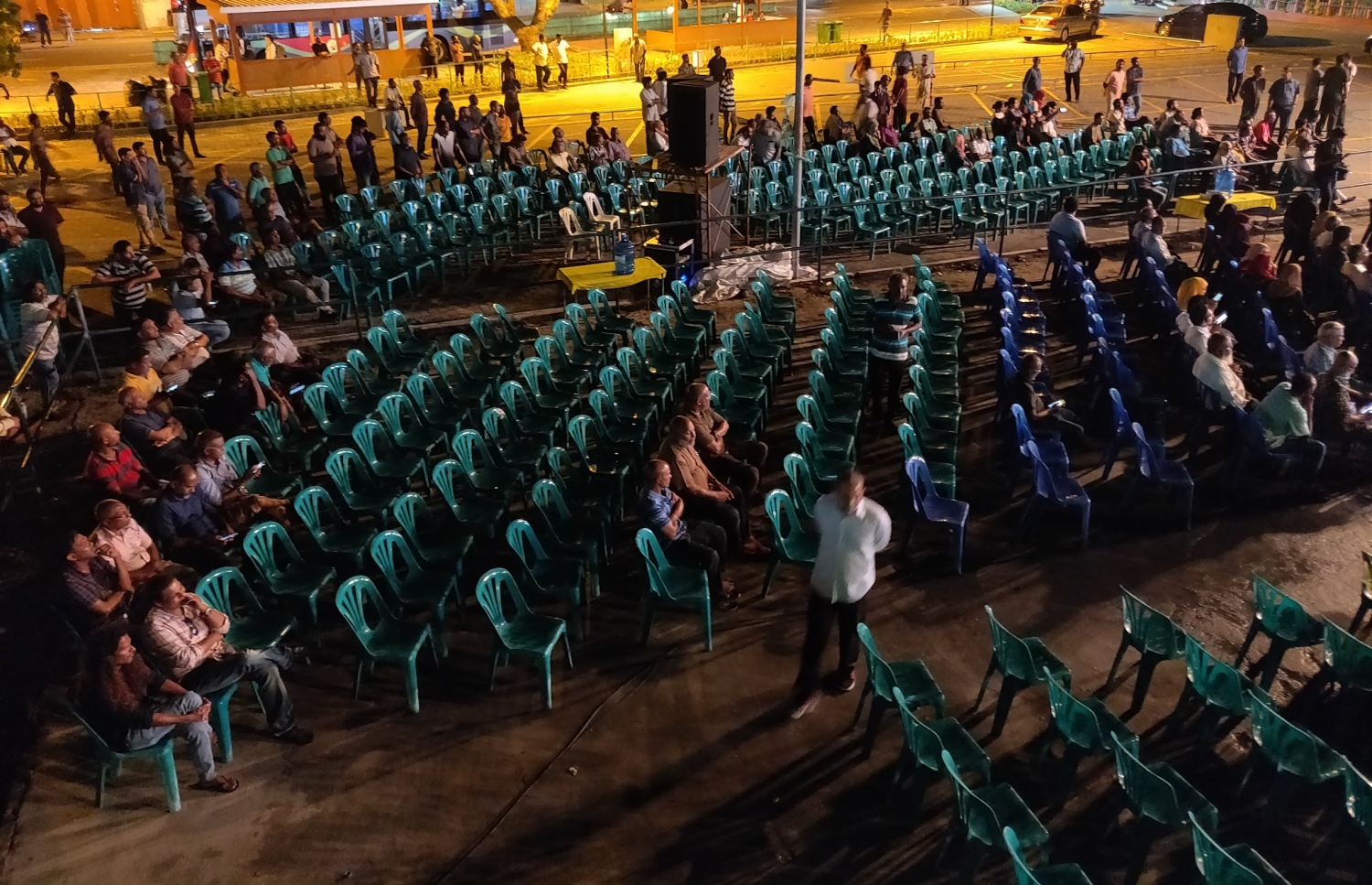 ލޯކަލް ކައުންސިލްތަކުގެ އިންތިޚާބުގެ ކެމްޕެއިން ރަސްމީކޮށް ފެށުމަށް މާލޭގައި އެމްޑީޕީން ރޭ ބޭއްވި ބޮޑު ޖަލްސާ ކުރިއަށް ގެންދިޔައިރު، ގިނަ ގޮނޑިތައް ހުހަށް.---ފޮޓޯ: ނިޝާން އަލީ/މިހާރު