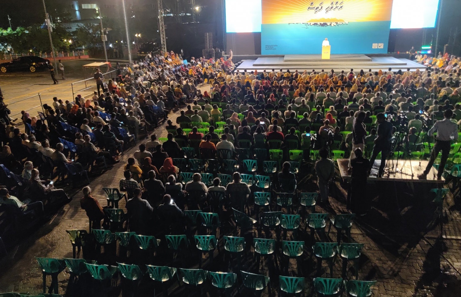 ލޯކަލް ކައުންސިލްތަކުގެ އިންތިޚާބުގެ ކެމްޕެއިން ރަސްމީކޮށް ފެށުމަށް މާލޭގައި ރޭ ބޭއްވި ޖަލްސާ ކުރިއަށް ގެންދިޔައިރު، ގޮނޑިތައް ފަޅަށް.---ފޮޓޯ: ނިޝާން އަލީ/މިހާރު