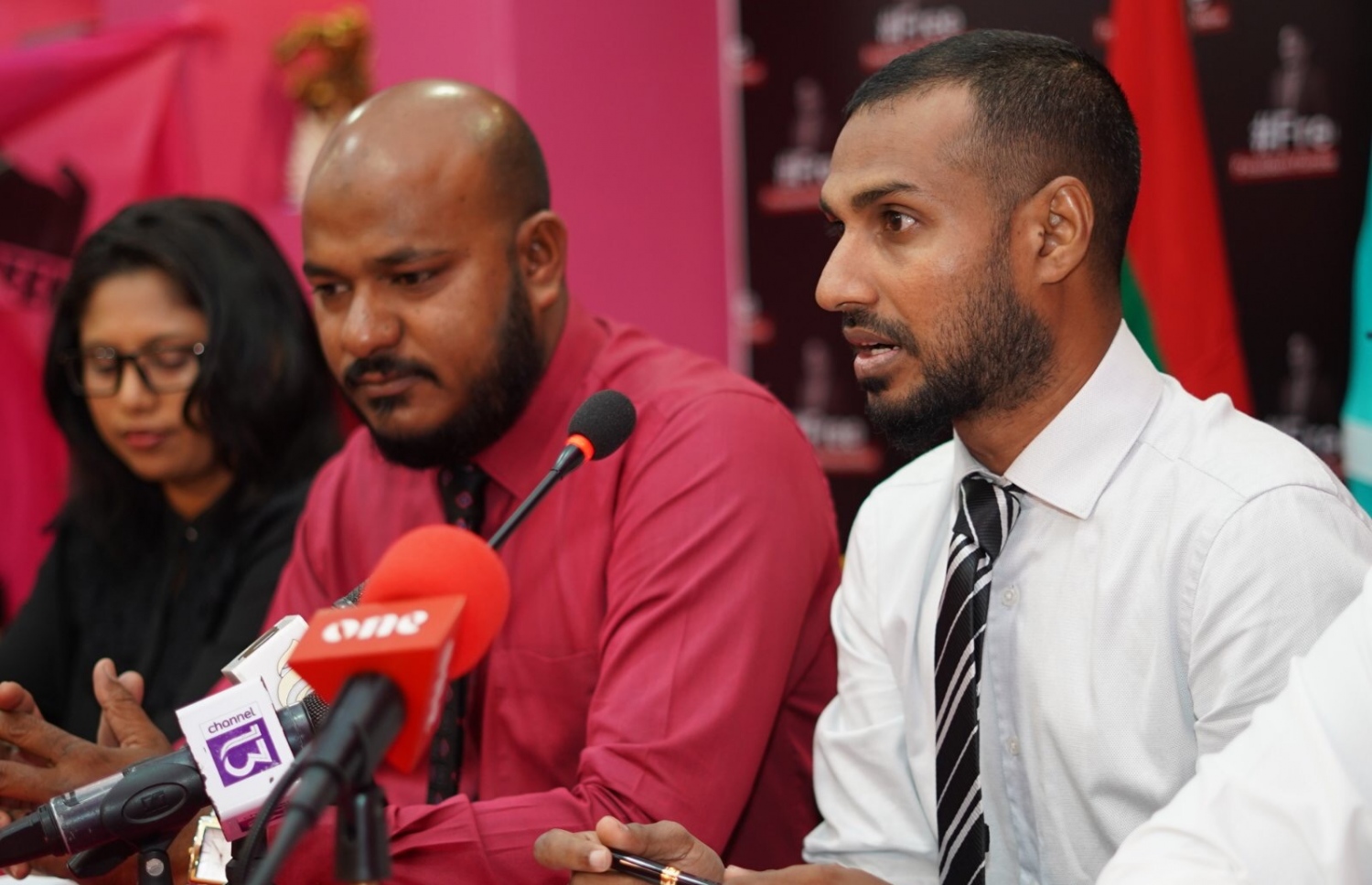 ޕީޕީއެމްގެ މިއަދުގެ ނިއުސް ބްރީފިންގައި، ލޯކަލް ކައުންސިލްތަކުގެ އިންތިޚާބުގެ ކެމްޕެއިނަށް އެ ޕާޓީން އުފެއްދި ސްޓިއަރިން ކޮމިޓީގެ ޗެއާ މުއާޒް (ކ) ވާހަކަ ދައްކަވަނީ.---ފޮޓޯ: ޕީޕީއެމް