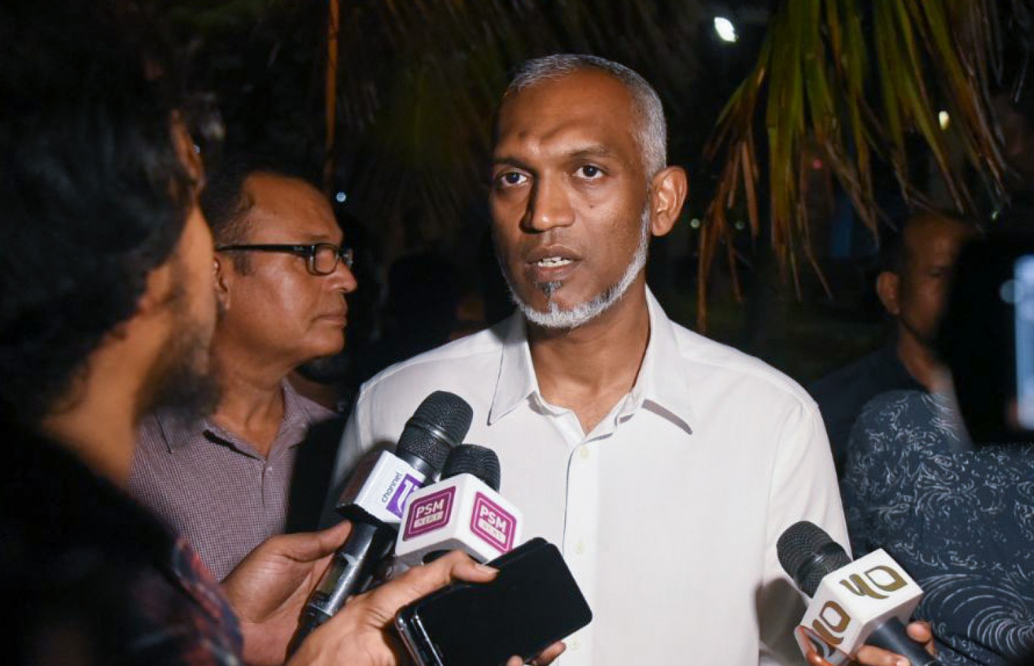 ނޫމަޑީގެ މައްސަލައިގައި ޑރ. މުއިއްޒު ފުލުސް އޮފީހަށް ހާޒިރުވެވަޑައިގަތުމަށް ފަހު، ފުލުހުންގެ އިދާރާގެ ބޭރުގައި ނޫސްވެރިންގެ ސުވާލުތަކަށް ޖަވާބު ދެއްވަނީ.---ފައިލް ފޮޓޯ/މިހާރު