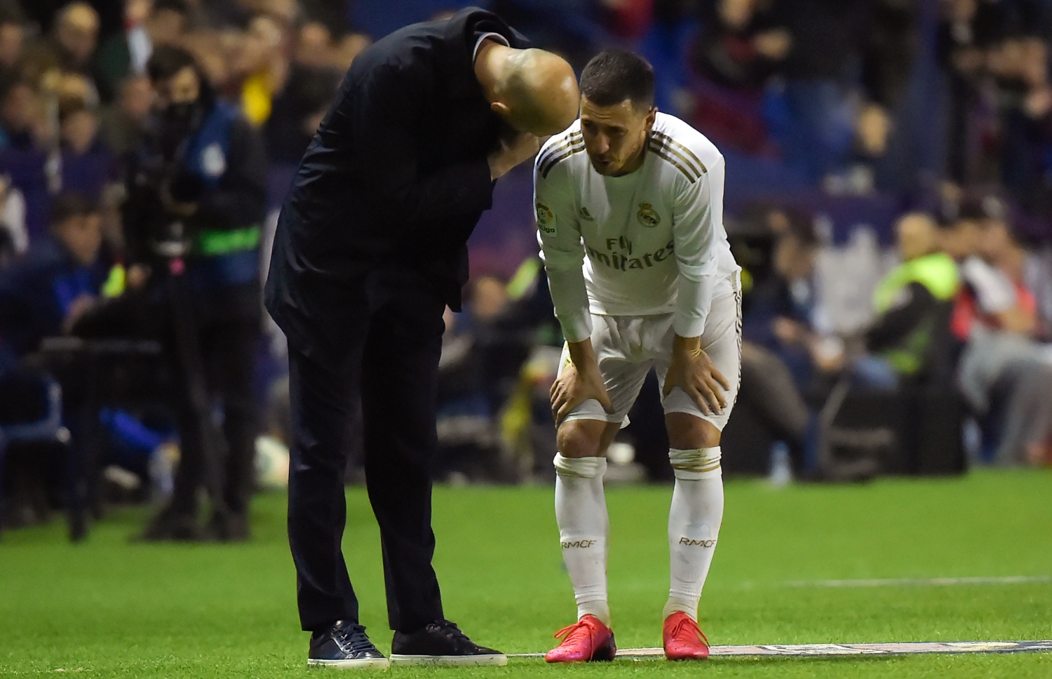 ރޭގެ މެޗުގެ ތެރެއިން ހަޒާޑް (ކ) އާއި ޒިދާން ވާހަކަ ދައްކަނީ. -- ފޮޓޯ: އޭއެފްޕީ