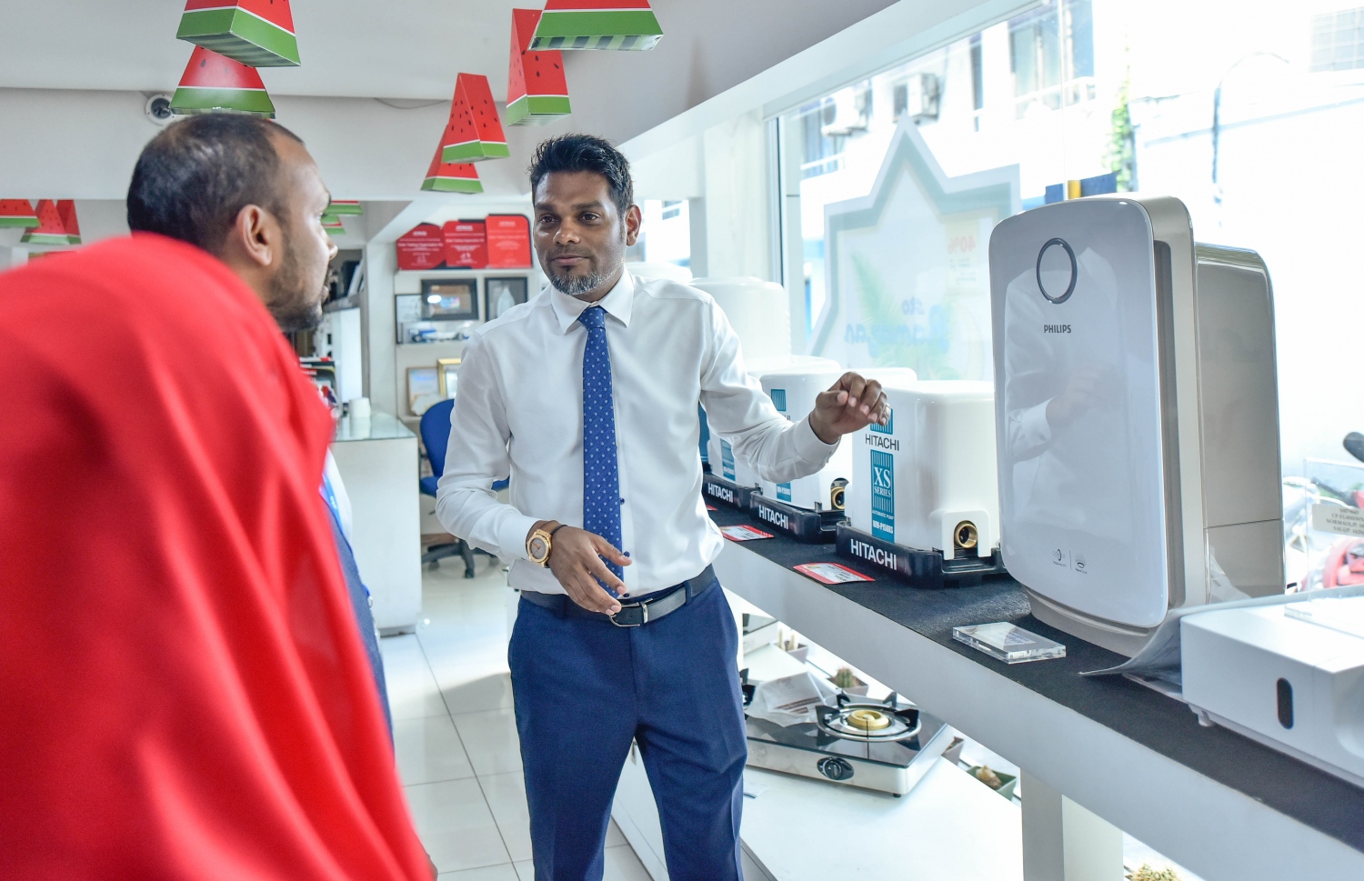 އެސްޓީއޯގެ އެމްޑީ ހުސެން އަމްރު އެސްޓީއޯ ހޯމް އިމްޕްރޫވްމަންޓުން ލިބެން ހުންނަ ބައެއް ސާމާނު ބައްލަވާލައްވަނީ-- ފޮޓޯ: އަހުމަދު އައުޝަން އިލްޔާސް