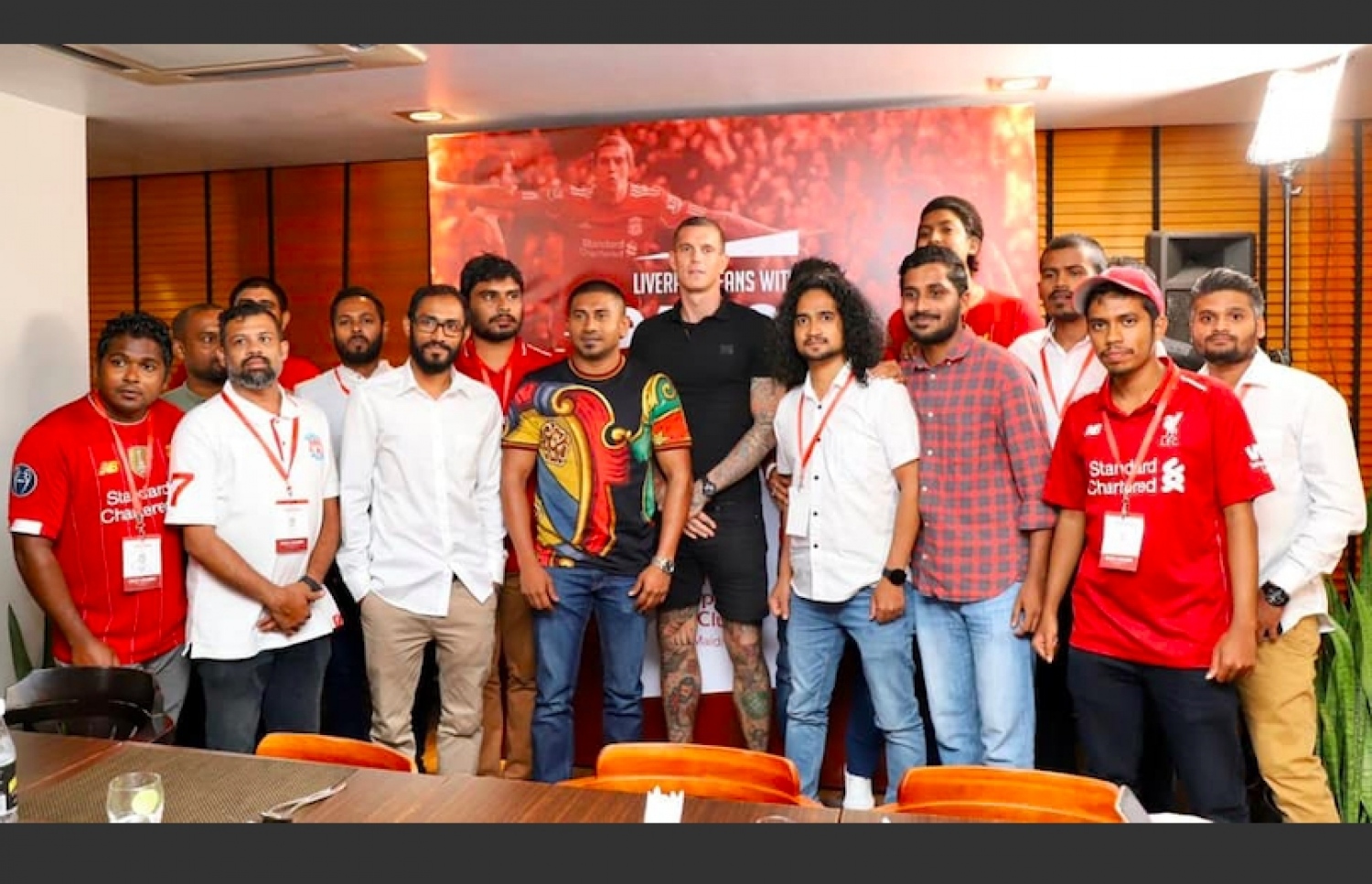 ލިވަޕޫލްގެ ސަޕޯޓަރުންގެ ކްލަބްގެ މެމްބަރުންނާއި އެގާ އަދި މިނިސްޓަރު މަހުލޫފް ފޮޓޯއަކަށް ހުއްޓިގެން.