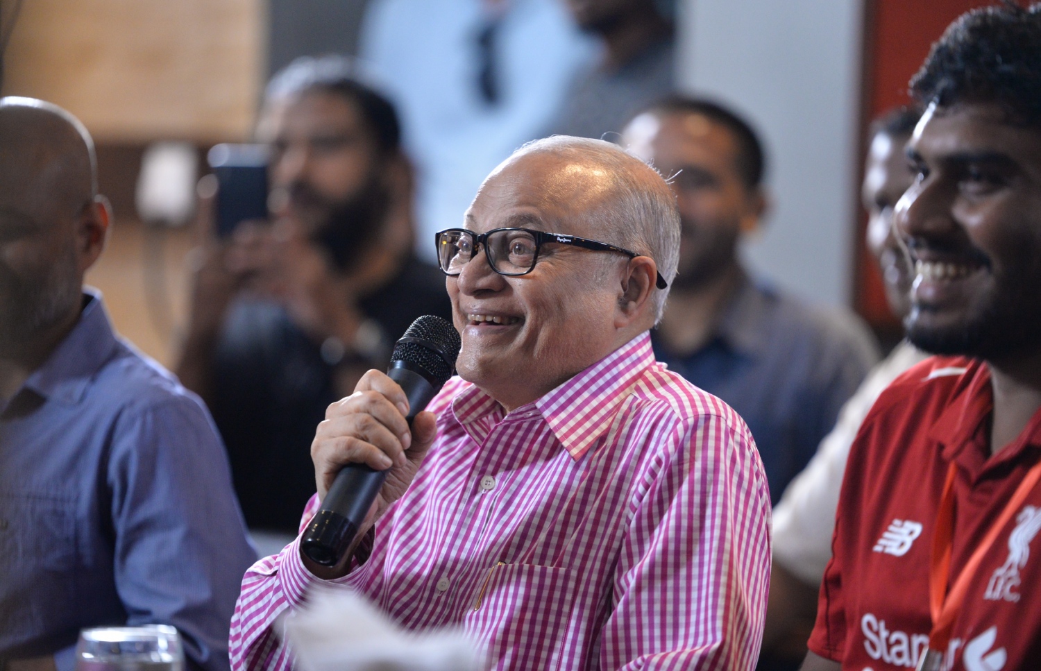 ލިވަޕޫލްގެ ސަޕޯޓަރުންގެ އިވެންޓުގެ ތެރެއިން ރައީސް މައުމޫން (ކ) އެގާއާ ސުވާލުކުރަނީ.