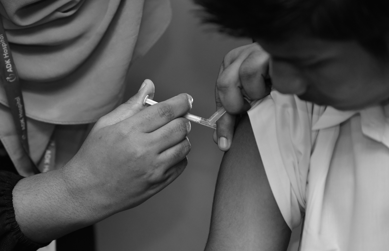 މާލެ: ފެބުރުއަރީ 24، 2020- ހިމަބިހީގެ ވެކްސިންގެ ދެ ޑޯޒް ފުރިހަމަ ނުކުރާ އެންމެންނަށް ވެކްސިން ޖެހުމުގެ ކެމްޕެއިން ފެށުމަށް މިއަދު ބޭއްވި ރަސްމިއްޔާތުގައި ކުއްޖެއްގެ ގަޔަށް ވެކްސިން ޖަހަނީ.---ފޮޓޯ: ނިޝާން އަލީ/މިހާރު