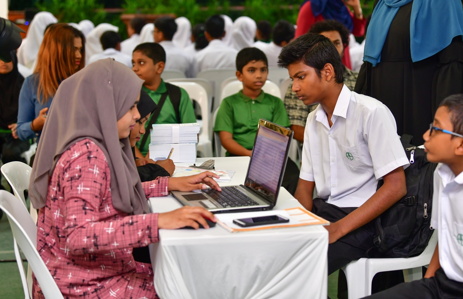 މާލެ: ފެބުރުއަރީ 24، 2020- ހިމަބިހީގެ ވެކްސިންގެ ދެ ޑޯޒް ފުރިހަމަ ނުކުރާ އެންމެންނަށް ވެކްސިން ޖެހުމުގެ ކެމްޕެއިން ފެށުމަށް މިއަދު ބޭއްވި ރަސްމިއްޔާތުގައި، ވެކްސިން ޖެހުމަށްޓަކައި މައުލޫމާތު އެއްކުރަނީ.---ފޮޓޯ: ނިޝާން އަލީ/މިހާރު