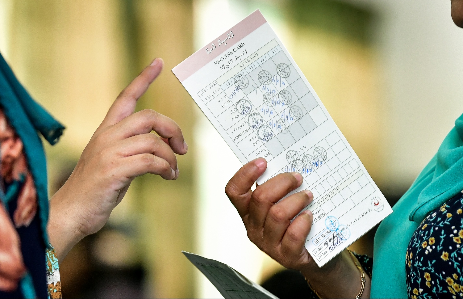 މާލެ: ފެބުރުއަރީ 24، 2020- ހިމަބިހީގެ ވެކްސިންގެ ދެ ޑޯޒް ފުރިހަމަ ނުކުރާ އެންމެންނަށް ވެކްސިން ޖެހުމުގެ ކެމްޕެއިން ފެށުމަށް މިއަދު ބޭއްވި ރަސްމިއްޔާތުގެ ތެރެއިން.---ފޮޓޯ: ނިޝާން އަލީ/މިހާރު