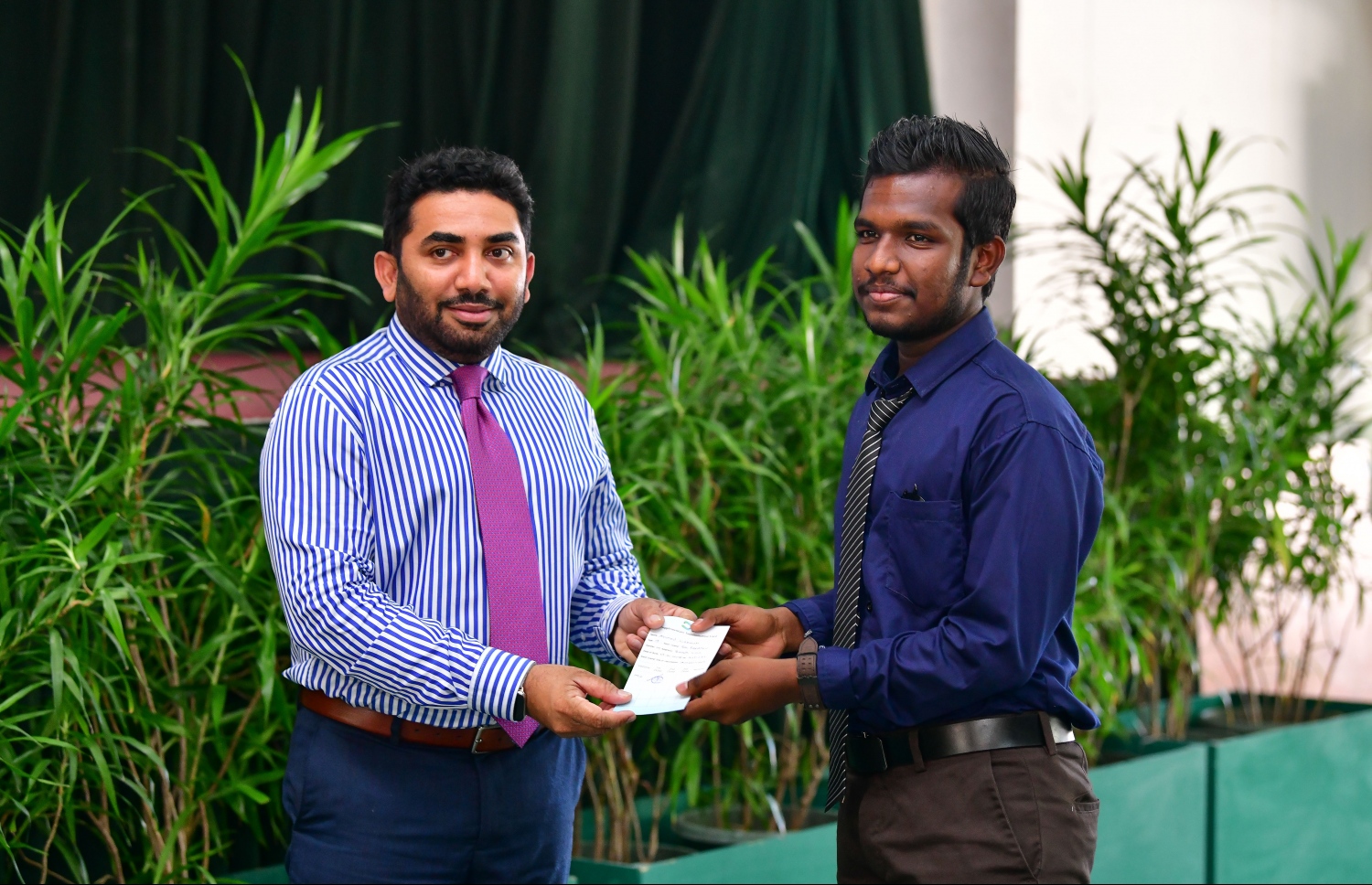 މާލެ: ފެބުރުއަރީ 24، 2020- ހިމަބިހީގެ ވެކްސިންގެ ދެ ޑޯޒް ފުރިހަމަ ނުކުރާ އެންމެންނަށް ވެކްސިން ޖެހުމުގެ ކެމްޕެއިން ފެށުމަށް މިއަދު ބޭއްވި ރަސްމިއްޔާތުގެ ތެރެއިން.---ފޮޓޯ: ނިޝާން އަލީ/މިހާރު