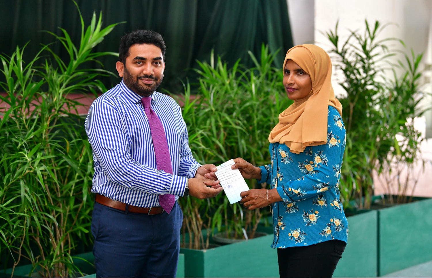 މާލެ: ފެބުރުއަރީ 24، 2020- ހިމަބިހީގެ ވެކްސިންގެ ދެ ޑޯޒް ފުރިހަމަ ނުކުރާ އެންމެންނަށް ވެކްސިން ޖެހުމުގެ ކެމްޕެއިން ފެށުމަށް މިއަދު ބޭއްވި ރަސްމިއްޔާތުގެ ތެރެއިން.---ފޮޓޯ: ނިޝާން އަލީ/މިހާރު