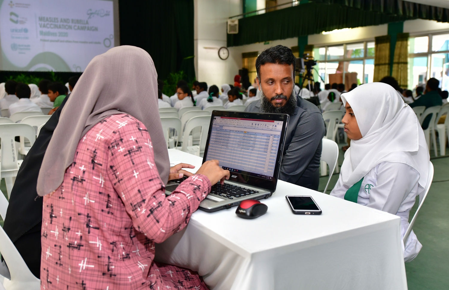 މާލެ: ފެބުރުއަރީ 24، 2020- ހިމަބިހީގެ ވެކްސިންގެ ދެ ޑޯޒް ފުރިހަމަ ނުކުރާ އެންމެންނަށް ވެކްސިން ޖެހުމުގެ ކެމްޕެއިން ފެށުމަށް މިއަދު ބޭއްވި ރަސްމިއްޔާތުގައި، ވެކްސިން ޖެހުމަށްޓަކައި މައުލޫމާތު އެއްކުރަނީ.---ފޮޓޯ: ނިޝާން އަލީ/މިހާރު