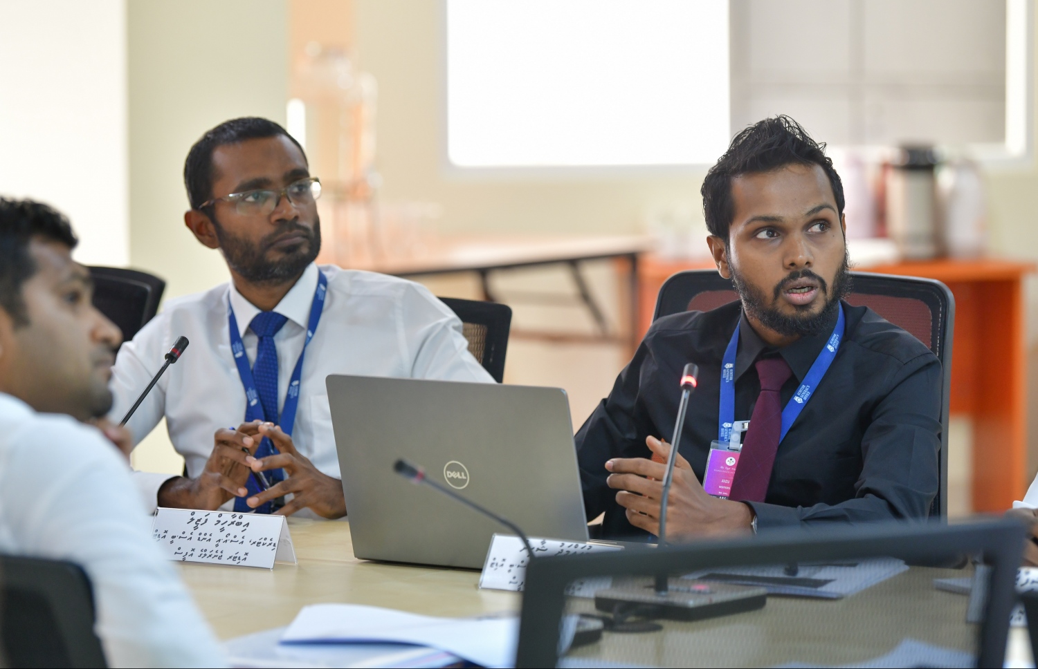 ޑިރެކްޓާ އެސްއޯއީ އެންޑް އެސްބީ އިބްރާހީމް ފަޒީލް (ވ) އެސްއޯއީ ކޮމިޓީގެ މިއަދުގެ ބައްދަލުވުމުގައި ބައިވެރިވެވަޑައިގަންނަވަނީ. ފޮޓޯ:ނިޝާން އަލީ/މިހާރު