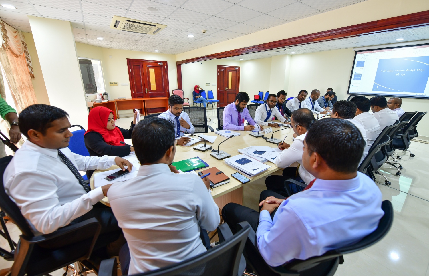 އައިއޭއެސްގެ ހާލަތާ ބެހޭ ގޮތުން، ރައްޔިތުންގެ މަޖިލީހުގެ އެސްއޯއީ ކޮމިޓީއަށް އޮޑިޓަރުން މިއަދު މައުލޫމާތު ދެއްވަނީ. އެކުންފުނީގެ ހަރަދު ކުޑަކުރަން ޖެހޭ. ފޮޓޯ:ނިޝާން އަލީ/މިހާރު