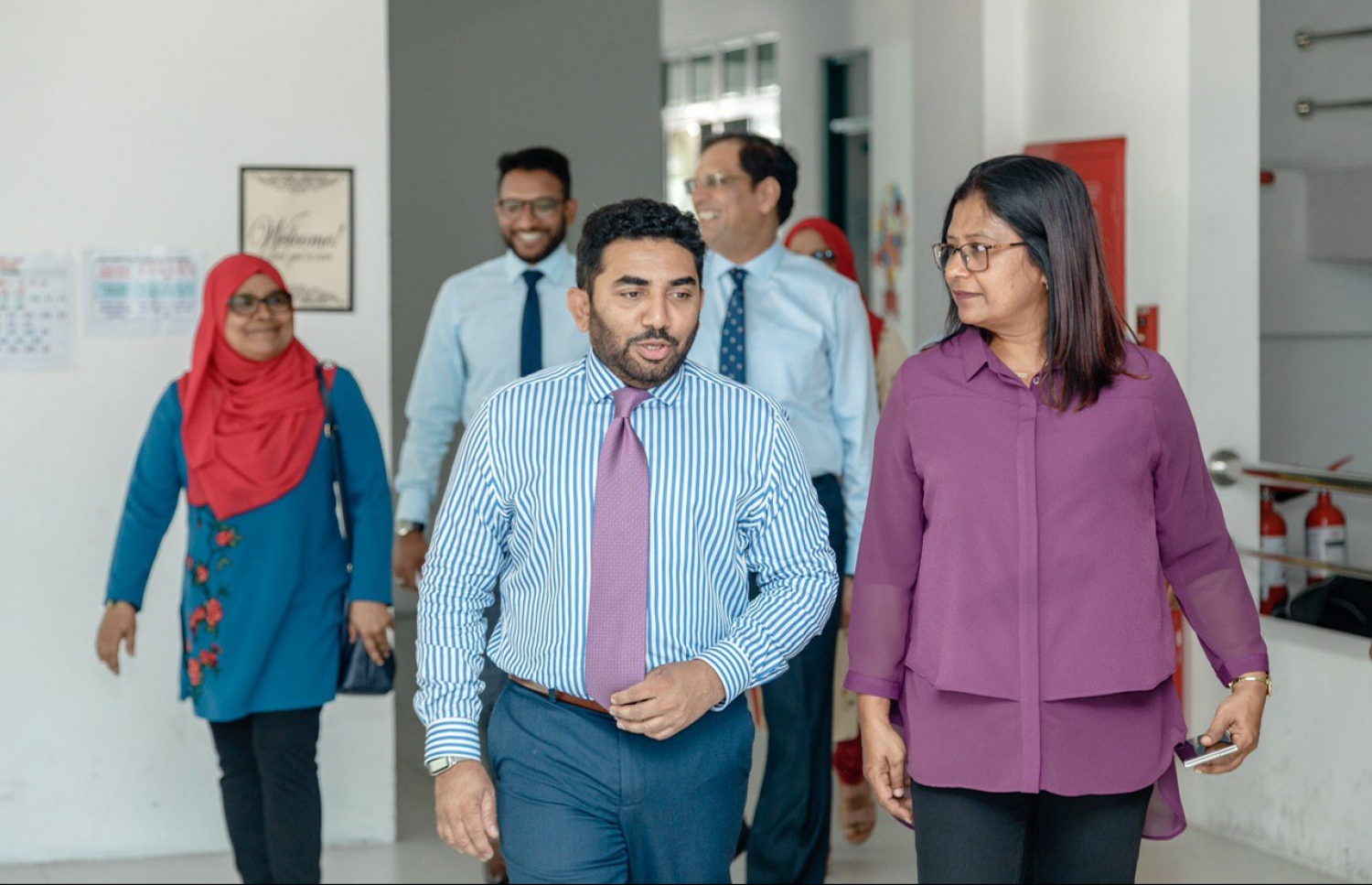 މާލެ: ފެބުރުއަރީ 24، 2020- ހިމަބިހީގެ ވެކްސިންގެ ދެ ޑޯޒް ފުރިހަމަ ނުކުރާ އެންމެންނަށް ވެކްސިން ޖެހުމުގެ ކެމްޕެއިން ފައްޓަވައި ދެއްވުމަށް ހެލްތު މިނިސްޓަރު އަމީން އަމީނިއްޔާ ސްކޫލަށް ވަޑައިގަތުމުން، އެ ސްކޫލްގެ ޕްރިންސިޕަލް ނާޒްލީން މަރުހަބާ ދަންނަވަނީ--. ފޮޓޯ: ހެލްތް މިނިސްޓްރީ