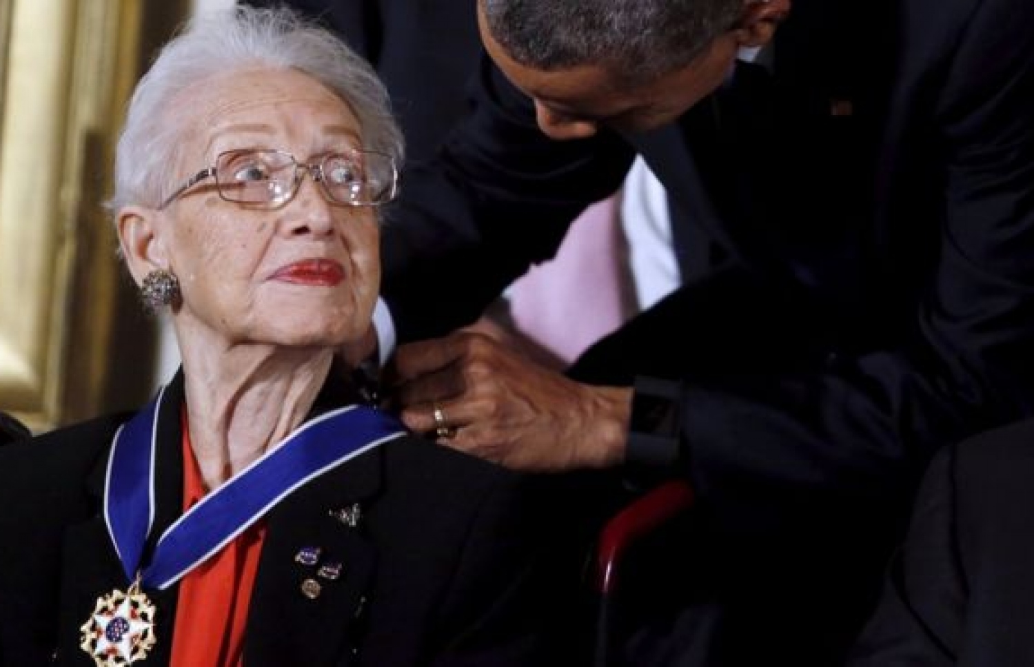 ކެތެރިންއަށް ޕްރެޒިޑެންޝަލް މެޑަލް އޮފް ފްރީޑަމް 2015 ވަނަ އަހަރު ރައީސް އޮބާމާ ދެއްވަނީ. --ފޮޓޯ:ރޮއިޓާސް