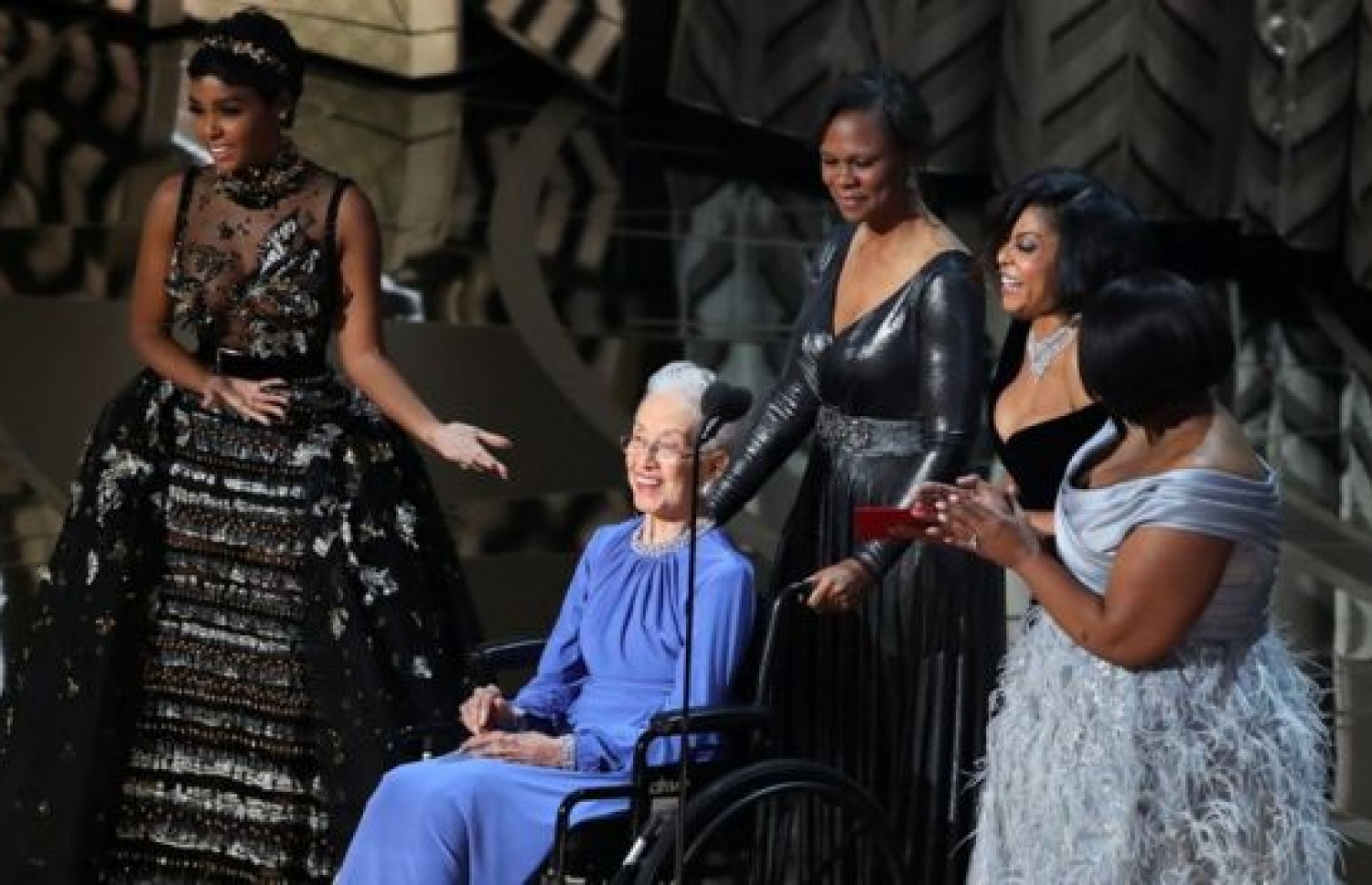 އޮސްކާ ހަފުލާގައި، ފިލްމުގެ ތަރިންނާ އެކު ކެތެރިން ސްޓޭޖް މަތީގައި . --ފޮޓޯ:ރޮއިޓާސް