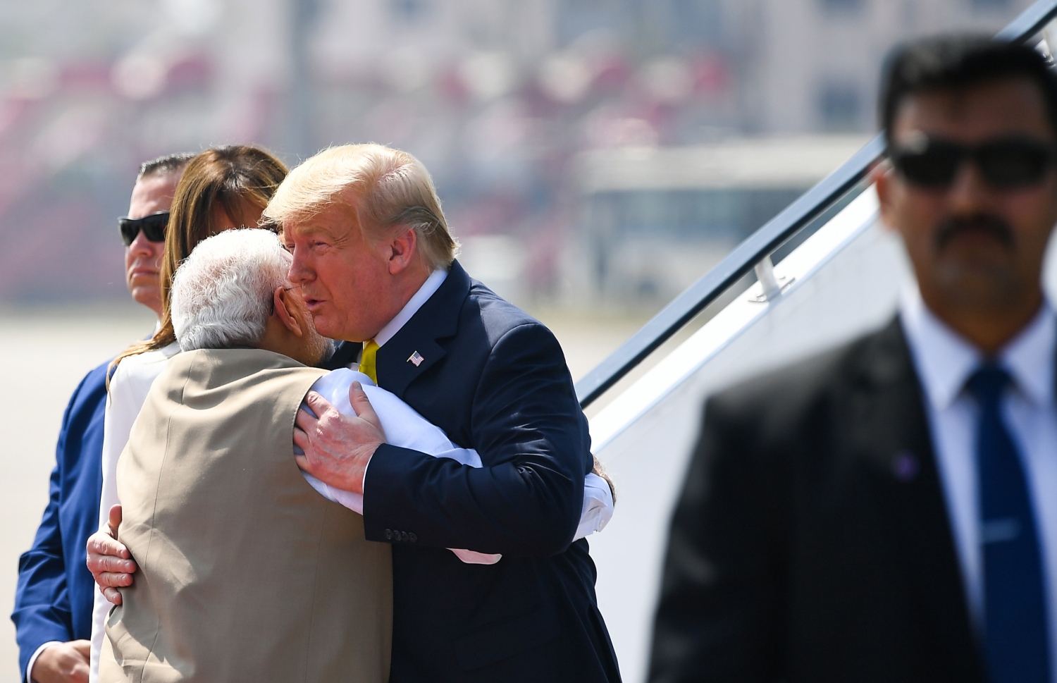 އަހުމަދުއާބާދުގެ އެއާޕޯޓުން އެމެރިކާގެ ރައީސް ޑޮނަލްޑް ޓްރަމްޕަށް އިންޑިއާގެ ބޮޑު ވަޒީރު ނަރެންދުރަ މޯދީ މަރުހަބާ ވިދާޅުވަނީ. --ފޮޓޯ:އޭއެފްޕީ