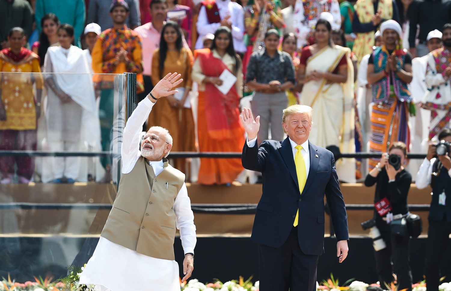 އަހުމަދުއާބާދުގެ ކްރިކެޓް ސްޓޭޑިއަމްގައި ތިބި މީހުންނަށް ބޮޑު ވަޒީރު ނަރެންދުރަ މޯދީ އާއި ރައީސް ޑޮނަލްޑް ޓްރަމްޕް ސަލާމް ކުރައްވަނީ. --ފޮޓޯ:އޭއެފްޕީ