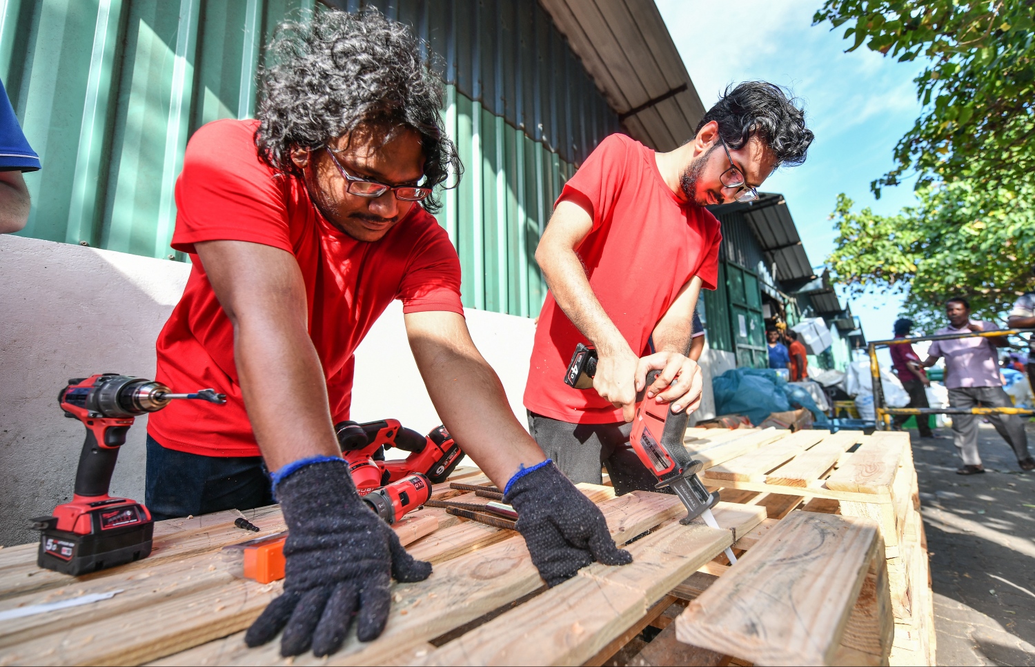 އޭސް ހާޑްވެެއާއިން ވިއްކާ ޕަވަޓުލްތައް ބޭނުން ކުރާ ގޮތް ދައްކާލަދެނީ-- ފޮޓޯ: ނިޝާން އަލީ/ މިހާރު