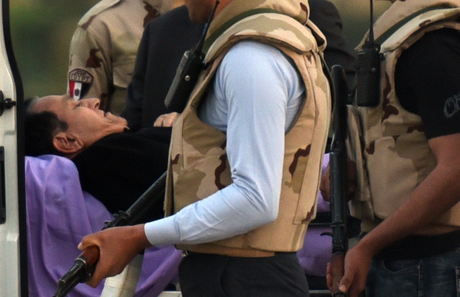 މިސްރުގެ ކުރީގެ ރައީސް ހުސްނީ މުބާރަކު މާޗް 2، 2017 ގައި ކޯޓުން ހޮސްޕިޓަލަސް ގެންދަނީ. --އޭއެފްޕީ ފައިލް ފޮޓޯ