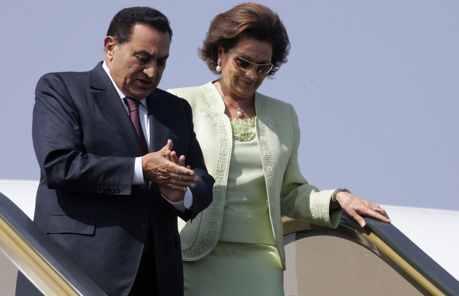 މިސްރުގެ ކުރީގެ ރައީސް ހުސްނީ މުބާރަކާއި އަނބިކަނބަލުން މެއި 11، 2006 ގައި މަތިންދާ ބޯޓުން ފައިބައިވަޑައިގަންނަވަނީ. --އޭއެފްޕީ ފައިލް ފޮޓޯ