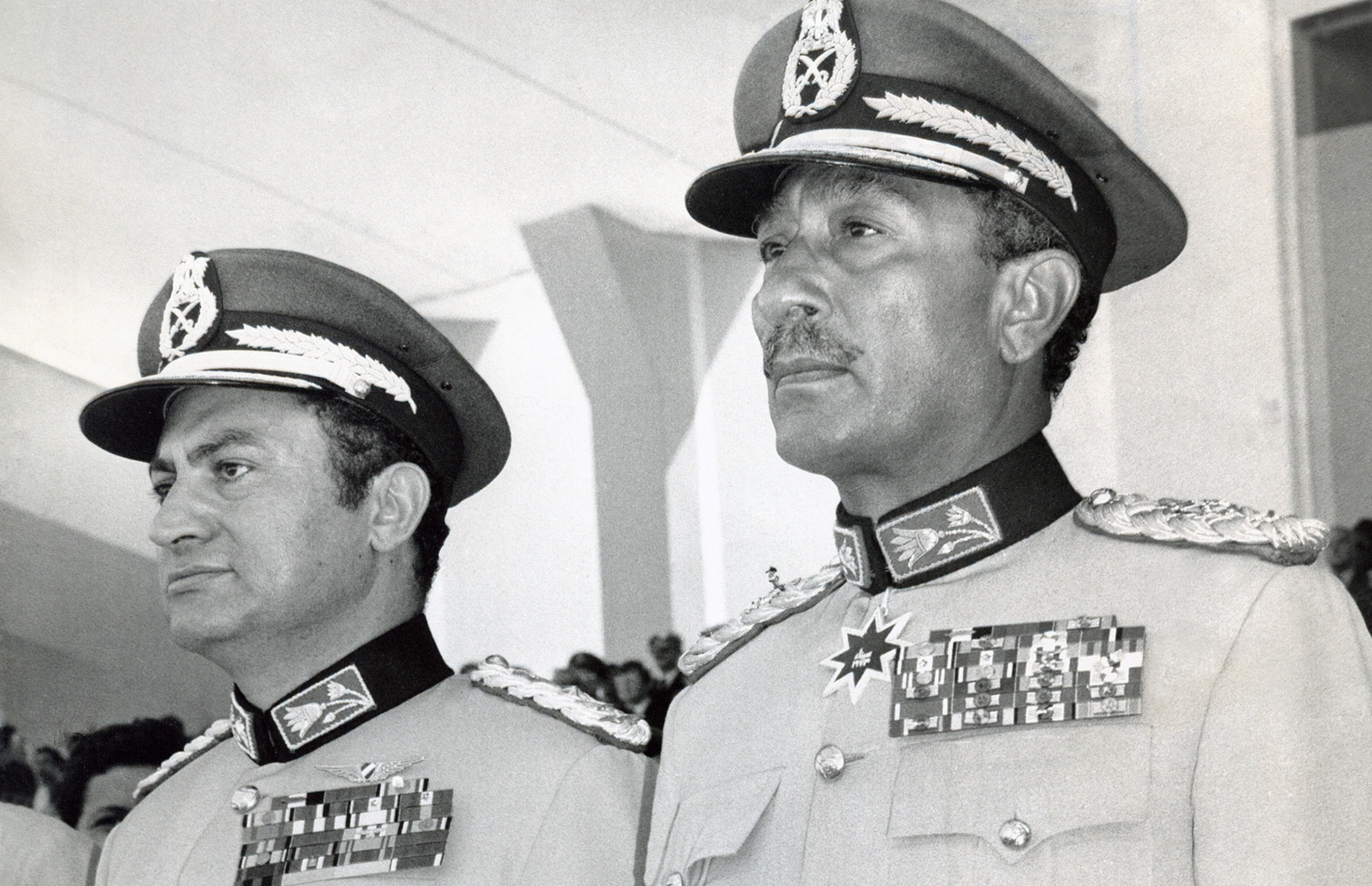 މިސްރުގެ ކުރީގެ ރައީސް އަންވަރު ސާދާތު (ކ) އަދި ނައިބް ރައީސް ހުސްނީ މުބާރަކް އޮކްޓޯބަރު 6، 1981 ގައި. --އޭއެފްޕީ ފައިލް ފޮޓޯ